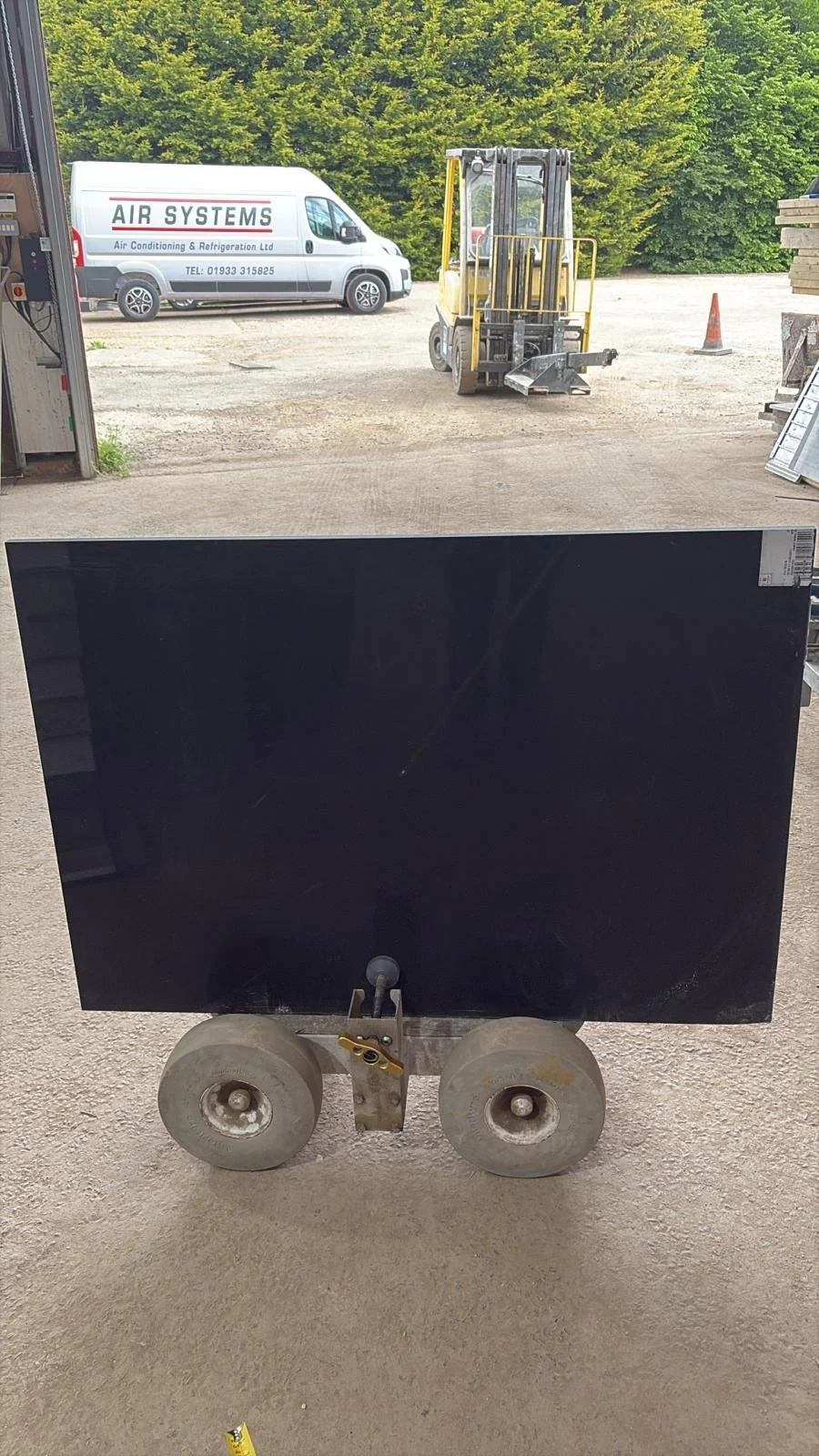 LT353 - 1180x825mm
Negro Tebas 20mm Quartz