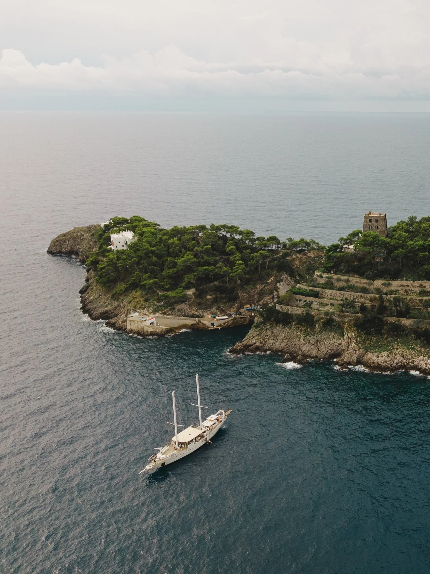 sailing to Capri ⛵️
.
.
.
.
.
.
.
.
.
.
.
#weddingeditorial #destinationweddingphotographer #italywedding #weddingstyleinspo #destinationwedding