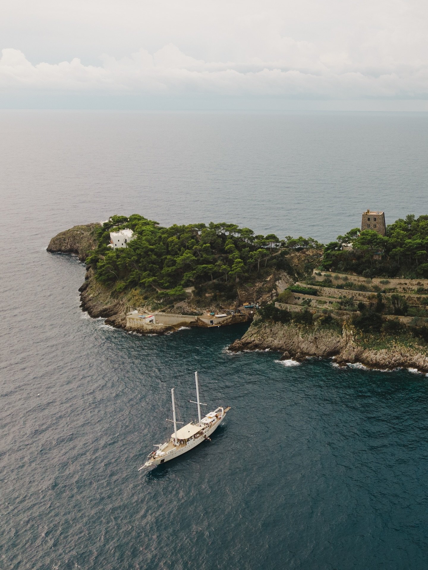sailing to Capri ⛵️
.
.
.
.
.
.
.
.
.
.
.
#weddingeditorial #destinationweddingphotographer #italywedding #weddingstyleinspo #destinationwedding