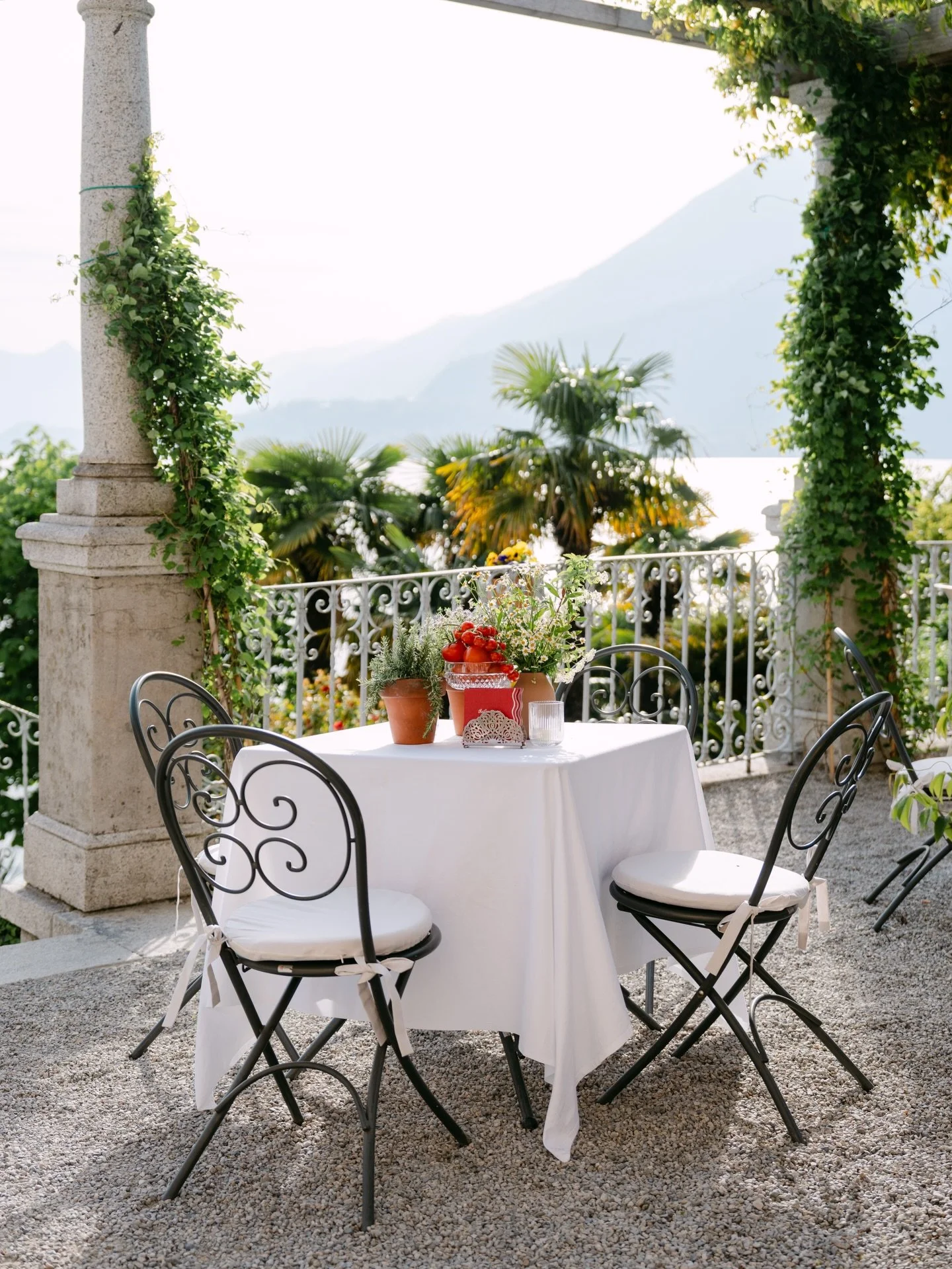 A true Italian welcome party - white linen, soft lights, red tomatoes &amp; fresh green basil everywhere 🍅🌞
Planner @blisseventslakecomo 
Videographer @dk_wedding_film 
Second shooter @the.weisers 
Content Creator @kristina_belihina 
Hair stylist @