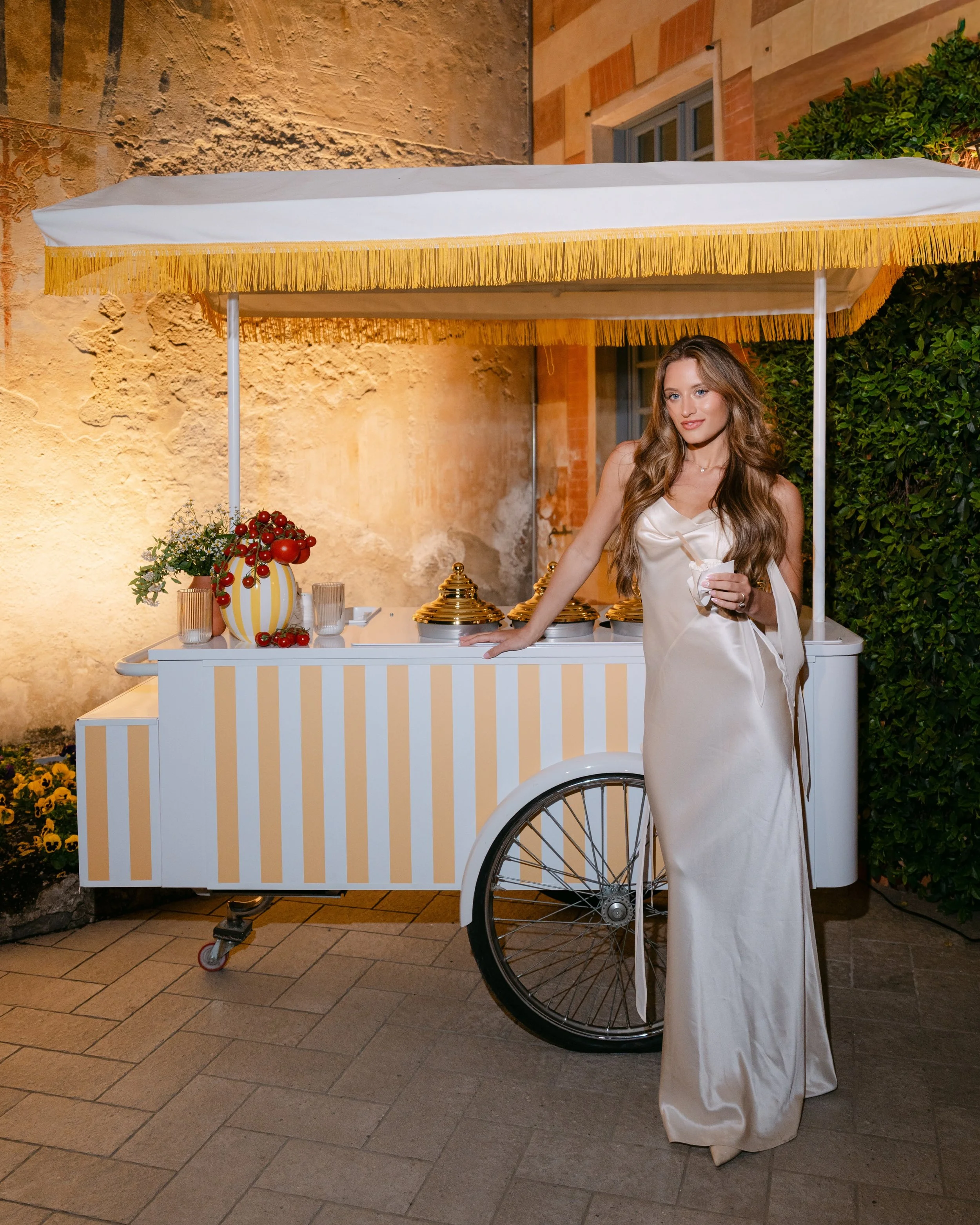 When in Italy, there&rsquo;s no welcome party without gelato 🍨🍋
@maddieebertrand &amp; @jdbertrand1 
Planner @blisseventslakecomo 
Videographer @dk_wedding_film 
Second shooter @the.weisers 
Content Creator @kristina_belihina 
Hair stylist @merita.