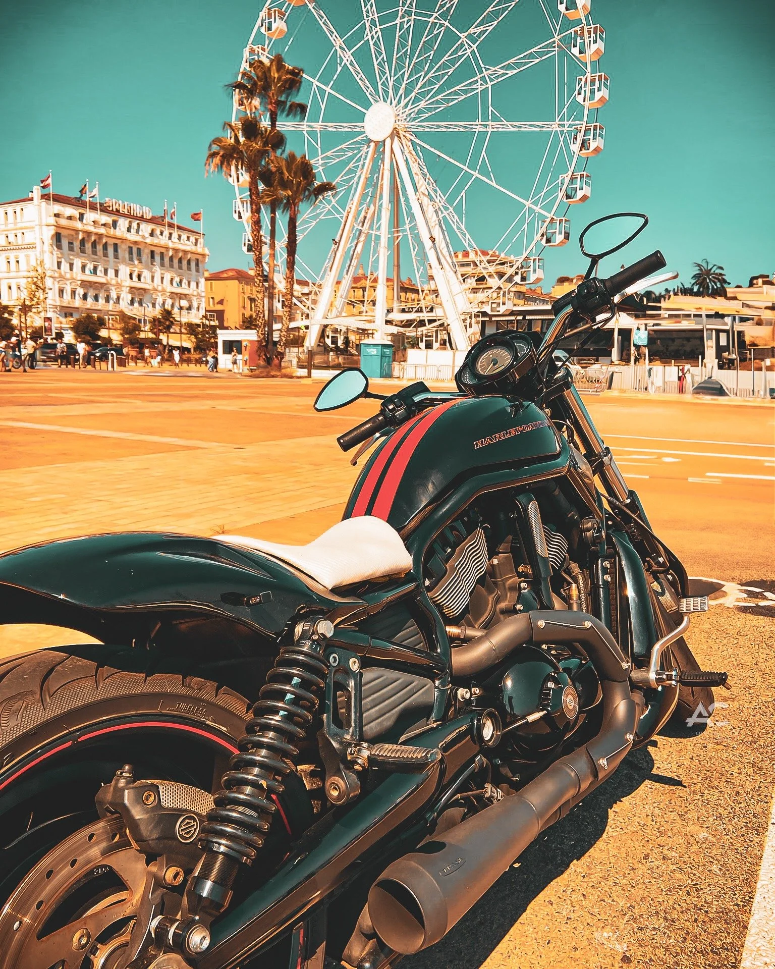 Back again with today's post, and we're back to Harley Davidson bikes. This time, it's a completely different style, but still just as majestic. The timeless allure of a Harley never fades, whether it's the classic designs or something more modern li