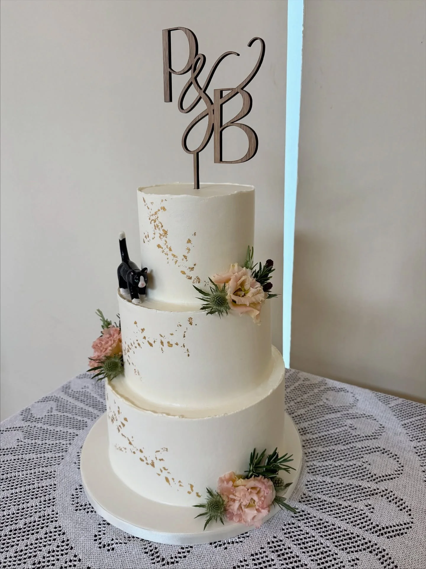 Congratulations to Becky &amp; Pete who were married today @thebarnsatdelburyhall 

The smooth buttercream finished cakes each had a rough top edge, edible gold leaf and real flowers/foliage supplied by @theflowerstand_shrewsbury 

We also can&rsquo;