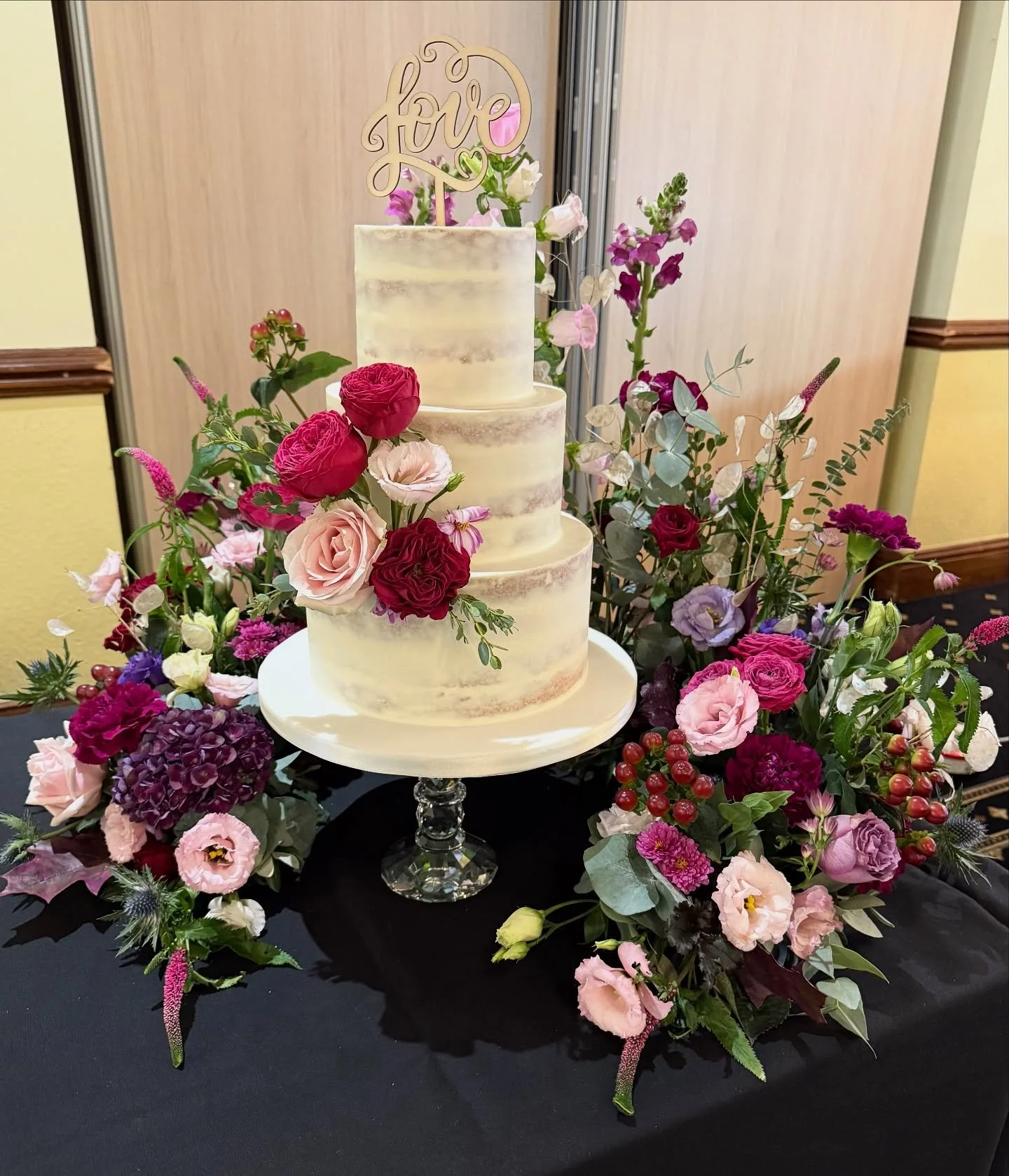 Another use of the flower meadow but this time with a semi naked tiered cake decorated with a central spray (done by yours truly) and placed on a crystal glass stand.

Flower meadow by @lu_lu_blooms 
Wedding fayre @albrightonhallhotelandspa 

#shrops