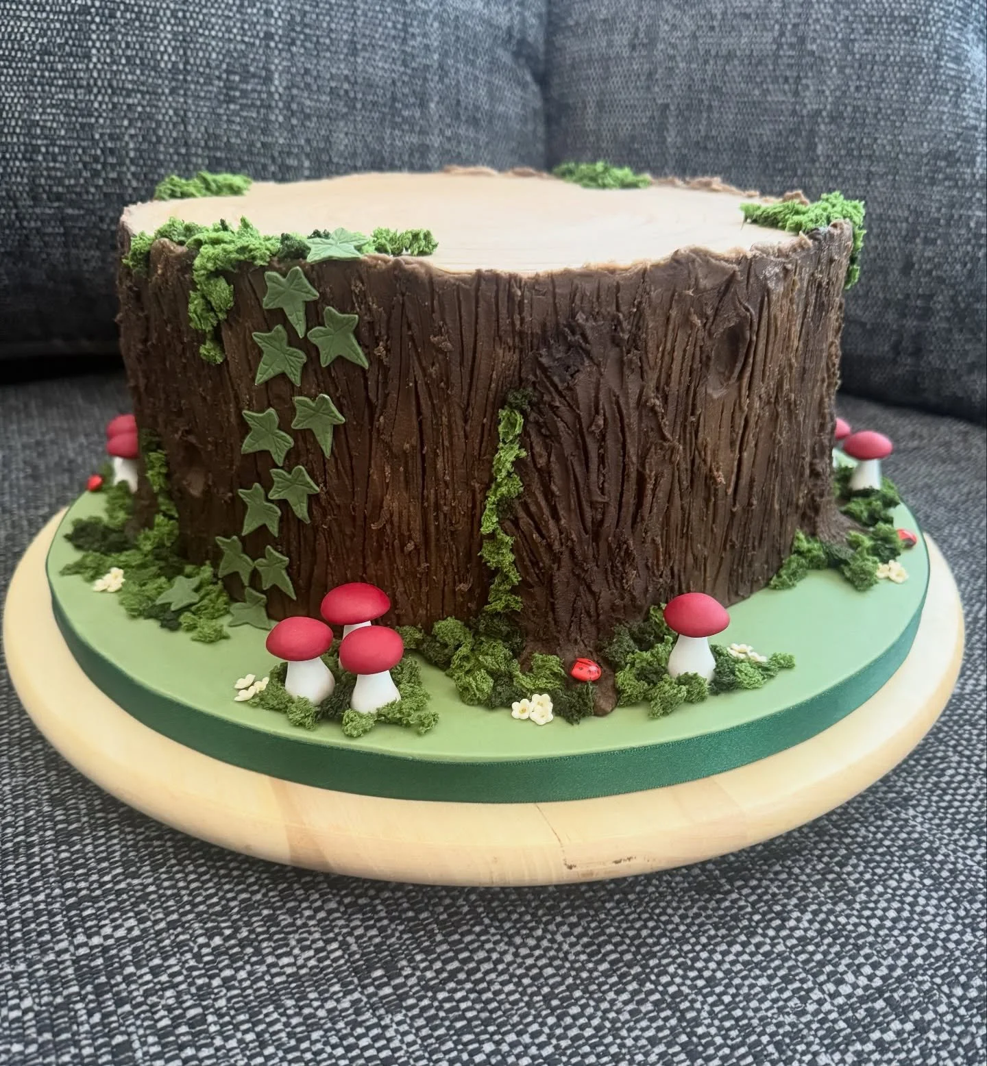 Carrot cake decorated to look like a log slice using a buttercream finish. Edible moss, ivy, small flowers, mushrooms and ladybirds were also added.

Lego &ldquo;lumberjack&rdquo; and woodland animals were supplied by the customer. 

I did a mock up 