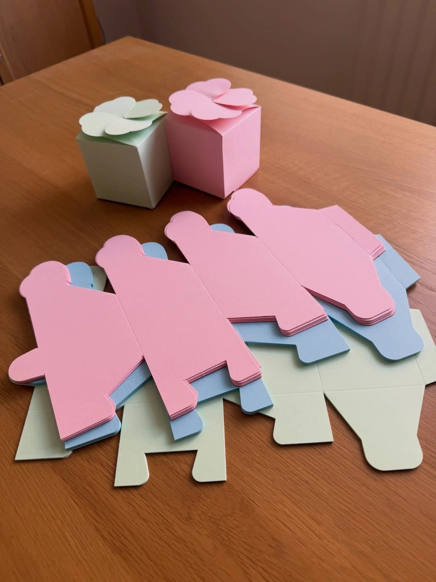 Lot Two

Individual cupcake/favour boxes in assorted colours. 

6 x Green
10 x Pink
10 x Blue
1 x Red
1 x White

Made up size 70mm square.

Sold as a lot. &pound;15.00. Can be posted. Cost to be advised. 

😊