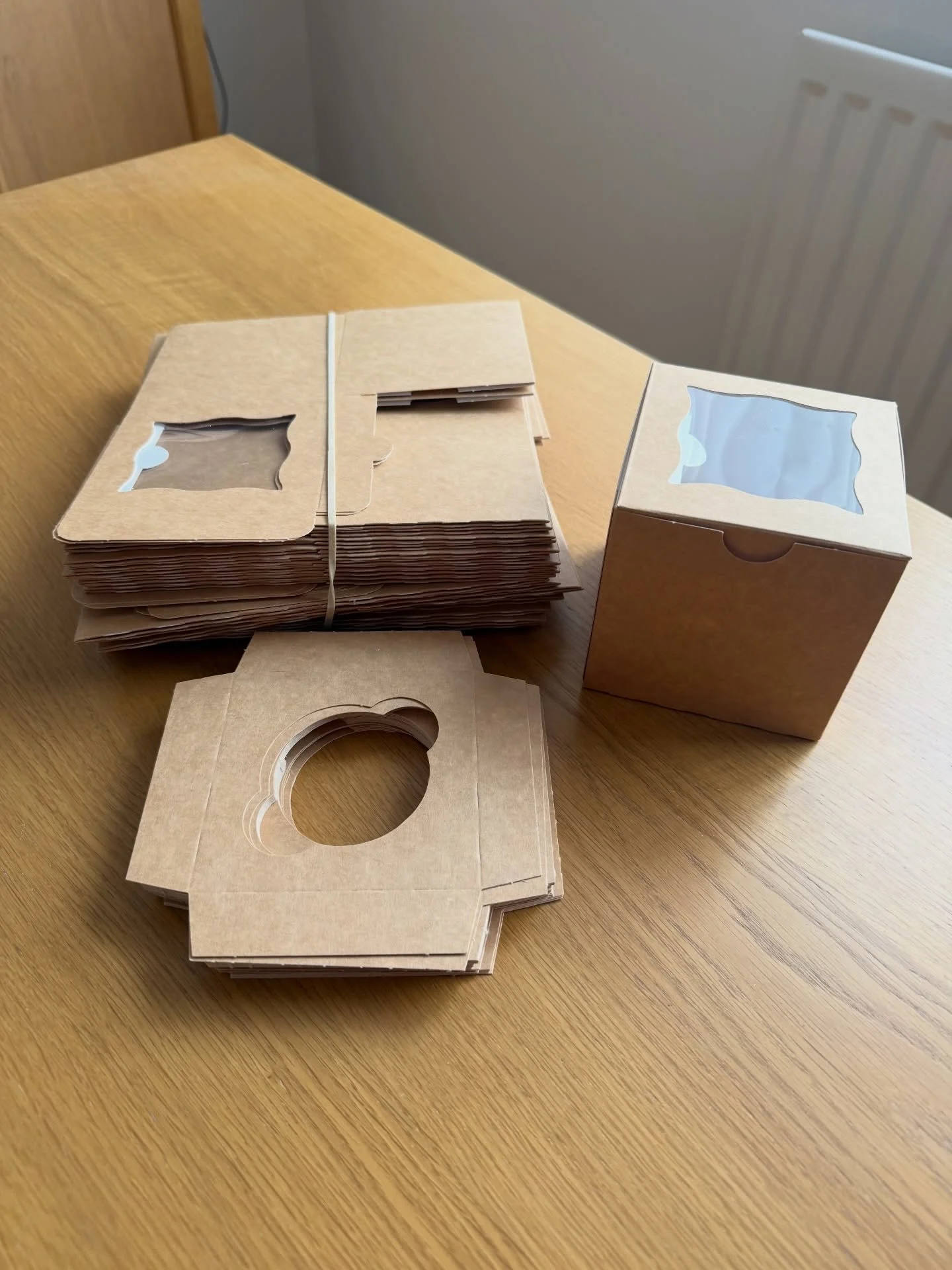 Lot Five and last one for today.

Individual cupcake boxes with inserts.

Made up size 90mm square. 33 in total. 

Sold as a batch &pound;15. Can be posted. Cost to be advised. 

😊