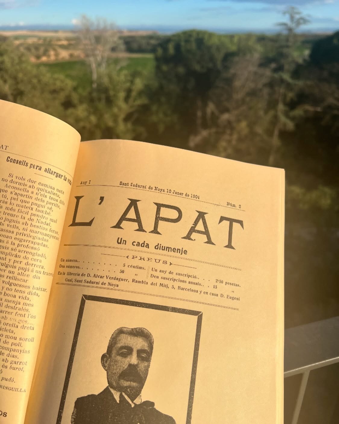 📸 L&rsquo;Apat: In the photo, an original 1904 issue reprinted in 2023, with Raimat&rsquo;s regenerative vineyards in the background. These vineyards exemplify regenerative and eco-friendly agriculture.

🍇 Restoring soil health
🌱 Promoting biodive
