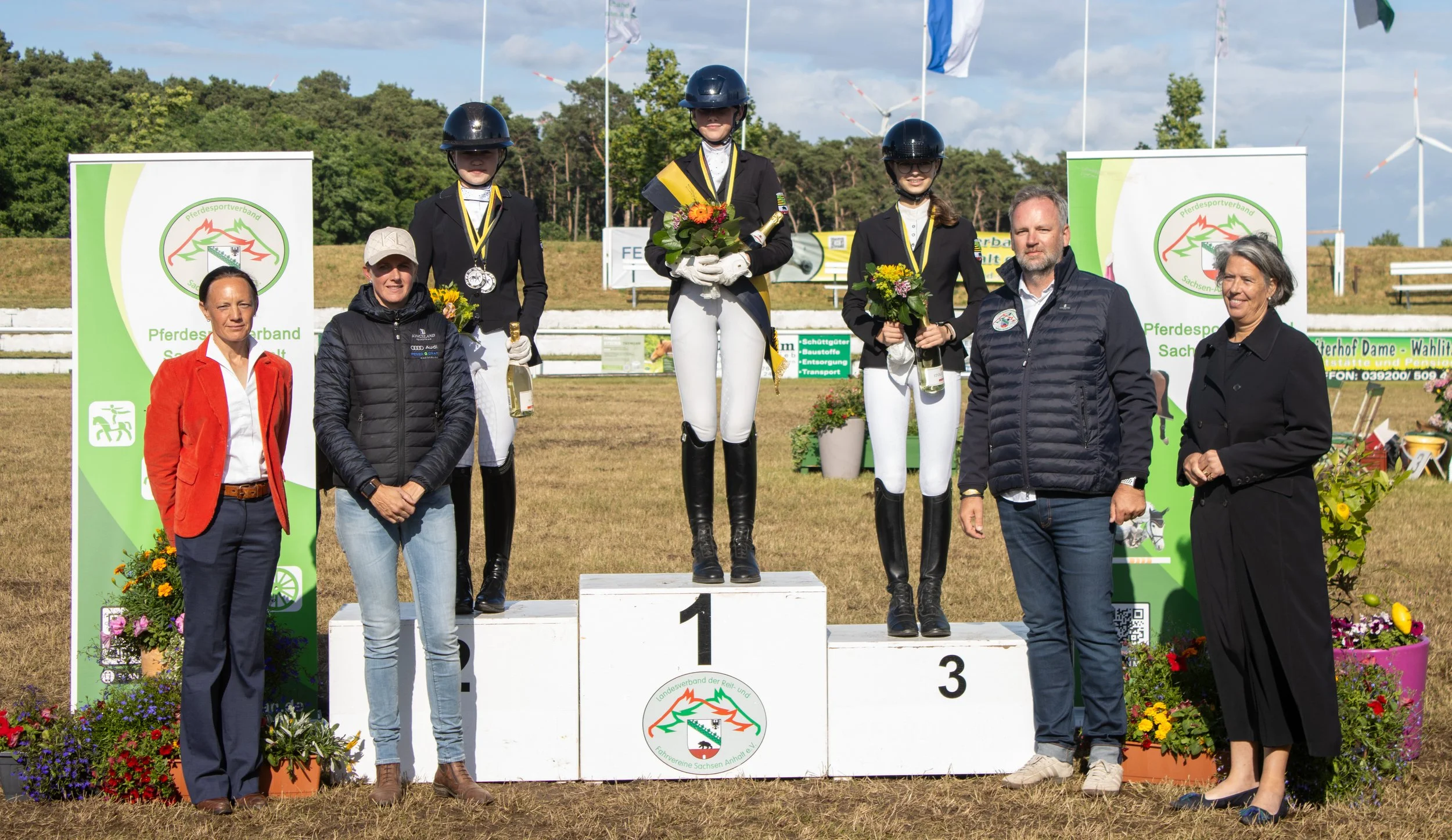 Dressur Pony Gold Mia-Sophie Baumann Silber Mathilda Titze Bronze Sonja Schlubeck.jpg