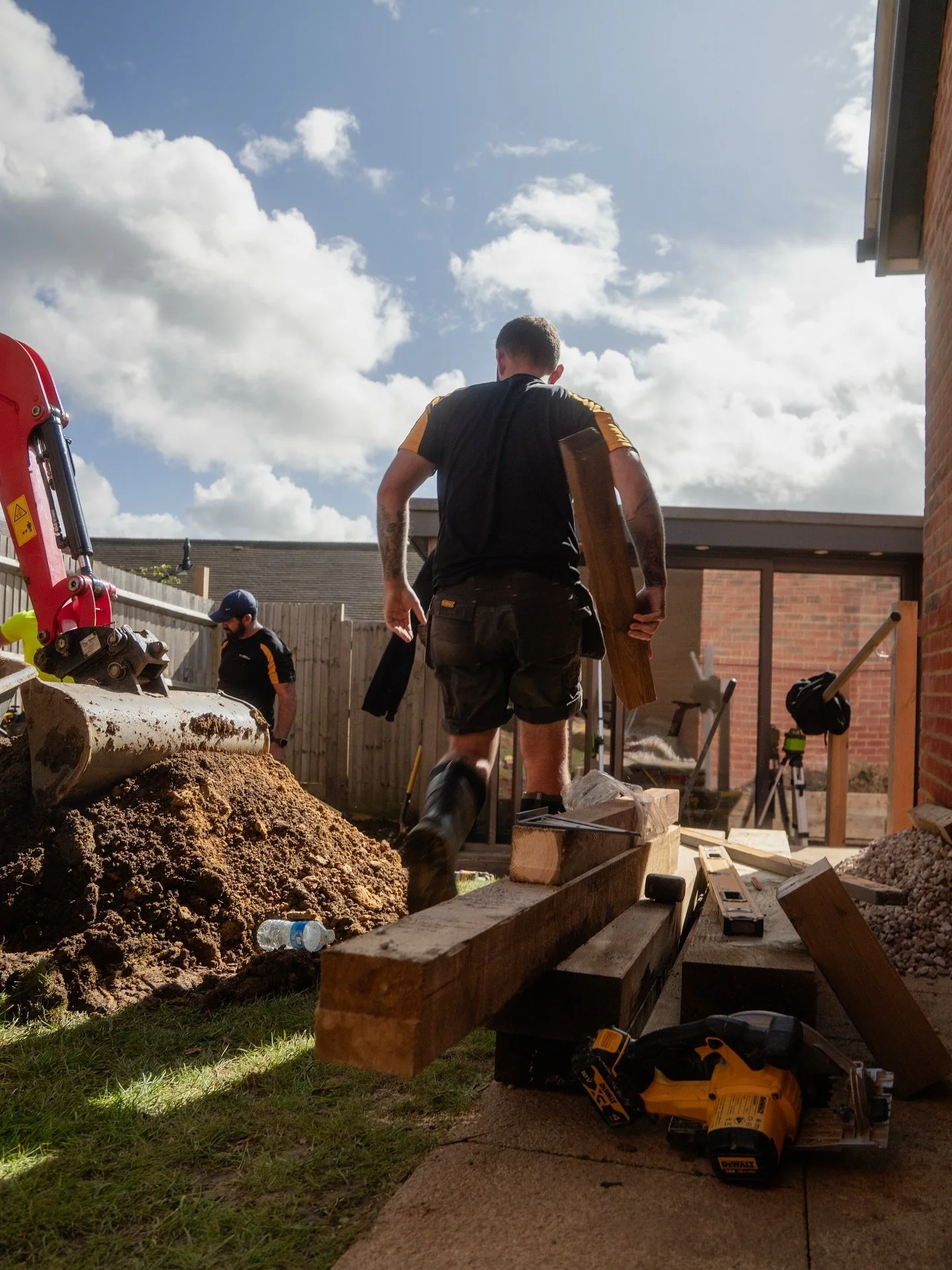 Some recent screen grabs from my regular on site days with @bumblebeeconstructionltd 

Generating a backlog of social content has been crucial for Harry and the team.