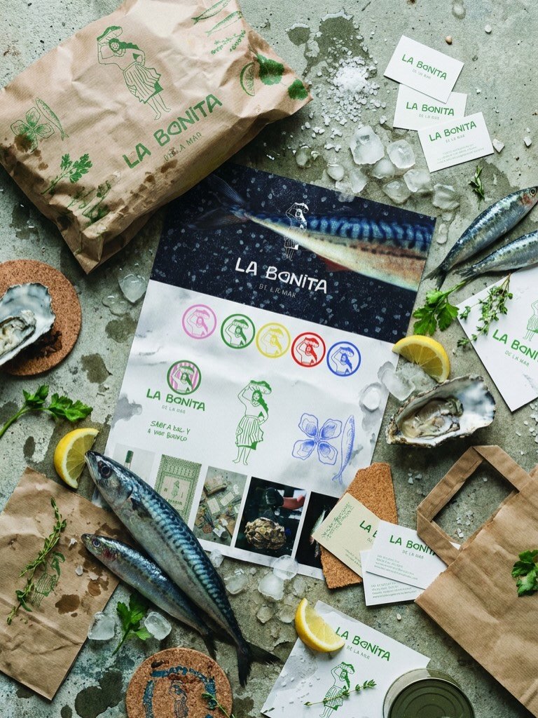 Y aqu&iacute; est&aacute;. El resumen de marca de La Bonita, esta vez en papel.

Despu&eacute;s de semanas dibujando, probando, ajustando con Carol cada detalle &mdash; el momento en que todo lo que es La Bonita cabe en una sola p&aacute;gina. El pez