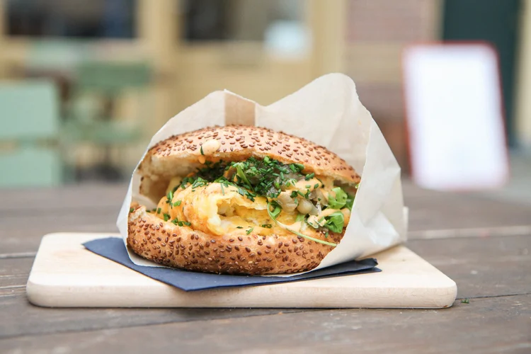 Cheesy omelette simit