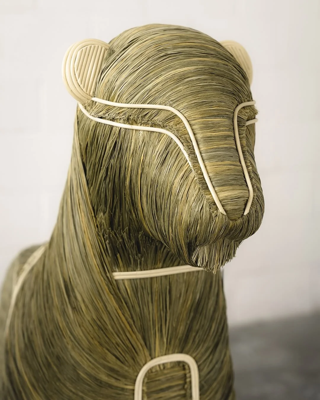 Lien de l&rsquo;article int&eacute;gral en bio 🔗 

&Agrave; l&rsquo;heure o&ugrave; la faune et la flore redeviennent le th&egrave;me central des objets d&rsquo;art et de design, @sagarminaga.atelier tisse un r&eacute;cit sensoriel entre sculpture t