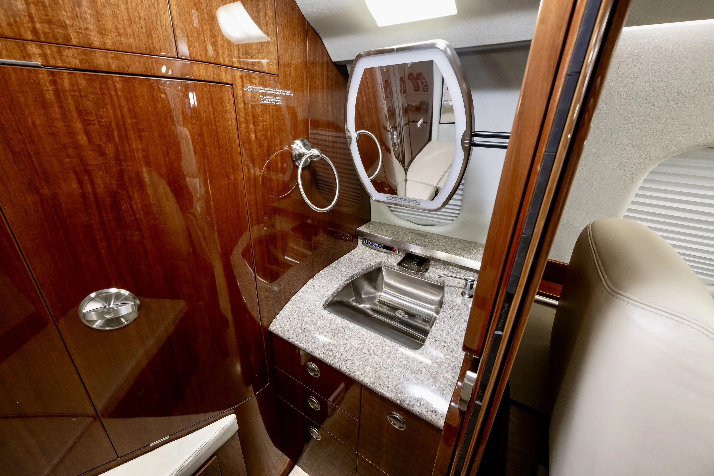 N447LA_interior_10.jpeg