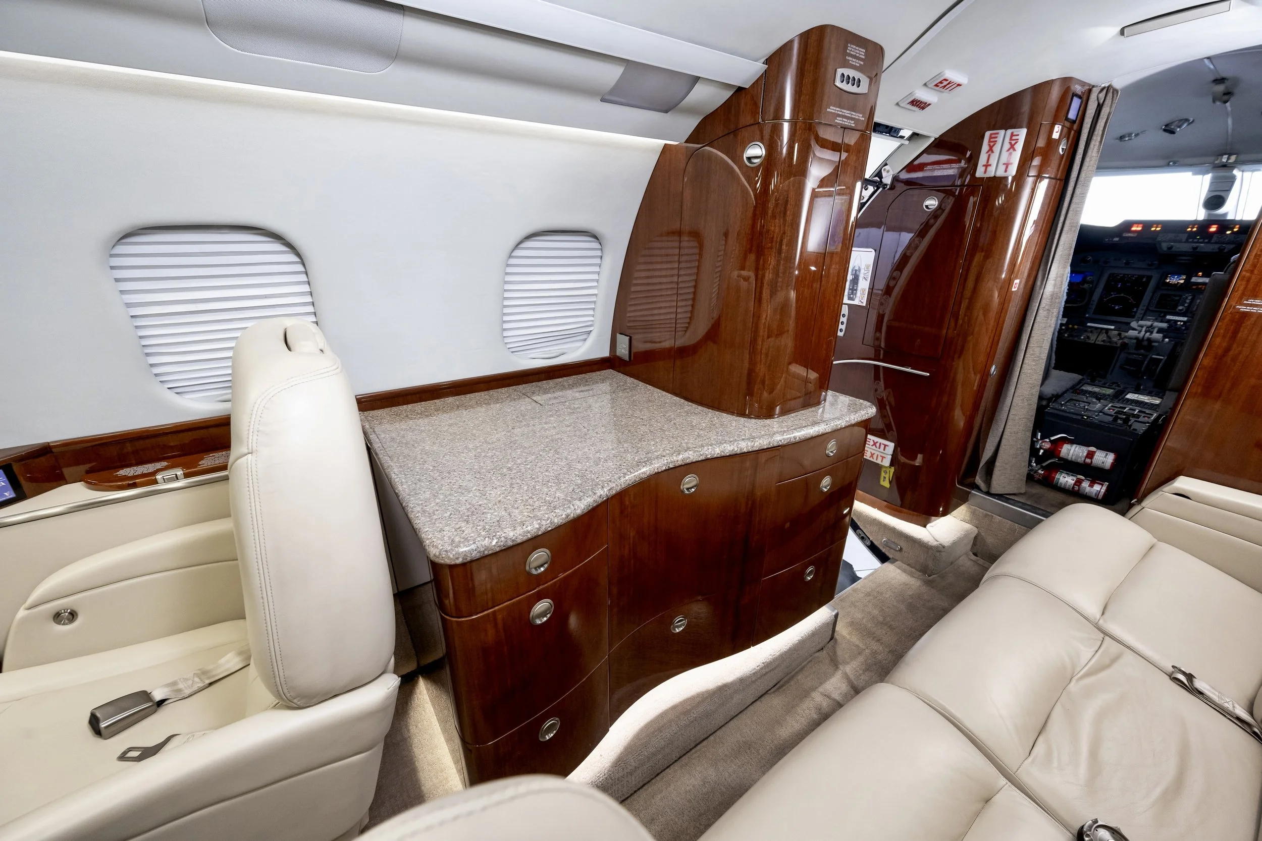 N447LA_interior_15.jpeg