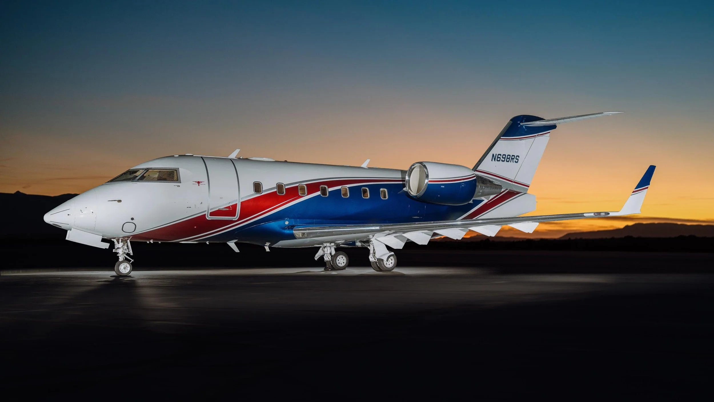 Challenger-604-N698RS-01.jpg