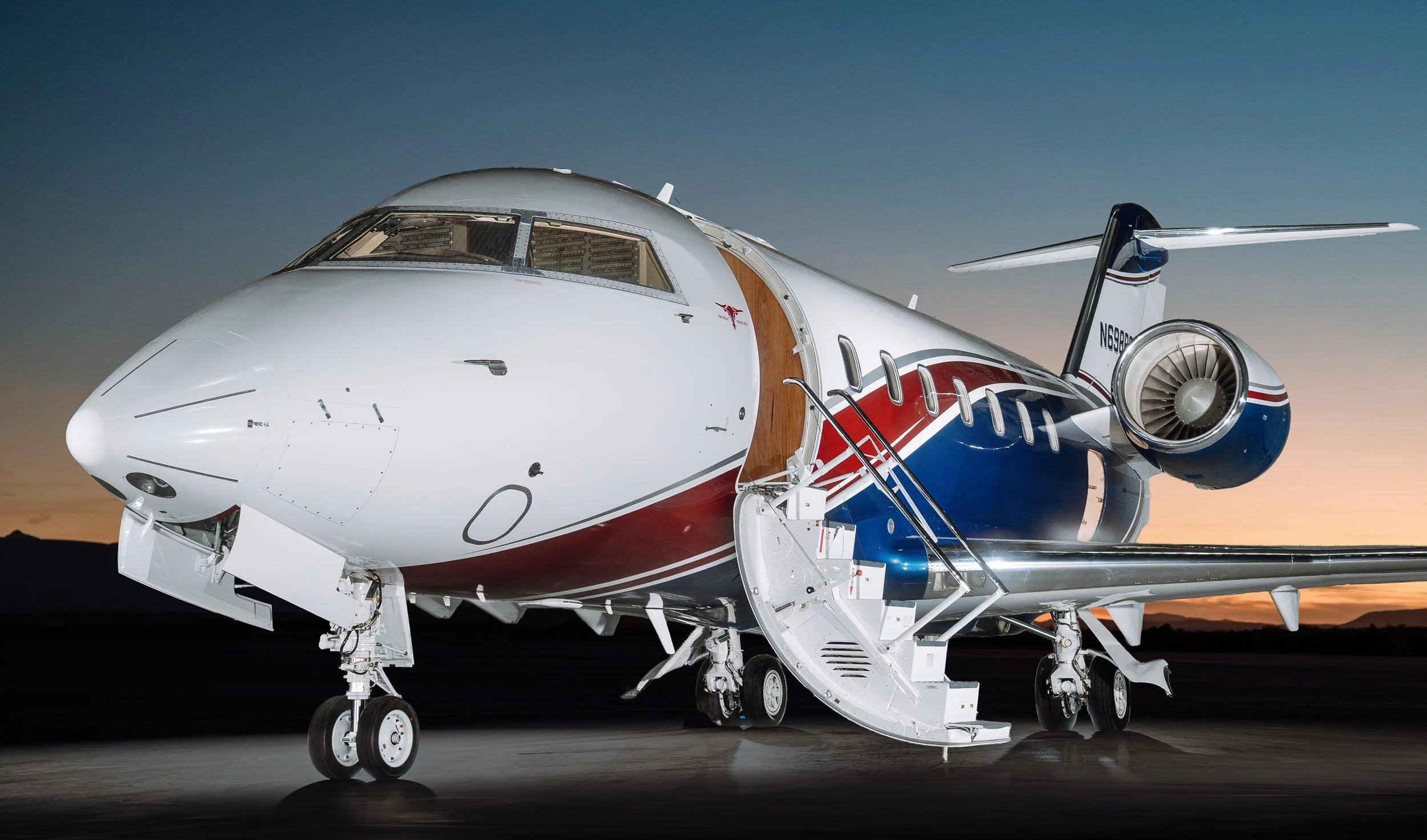 Challenger-604-N698RS-02.jpg