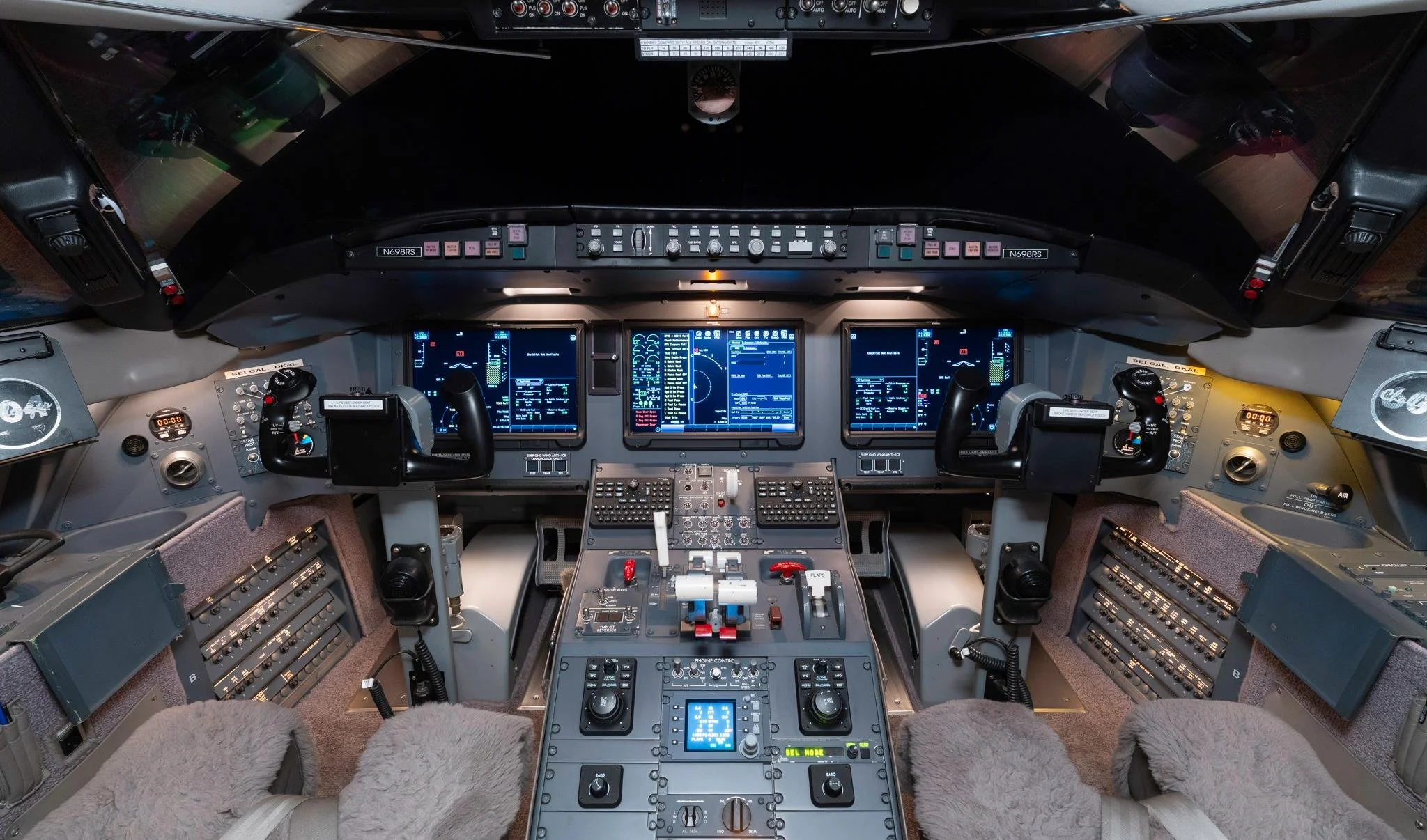 Challenger-604-N698RS-03.jpg