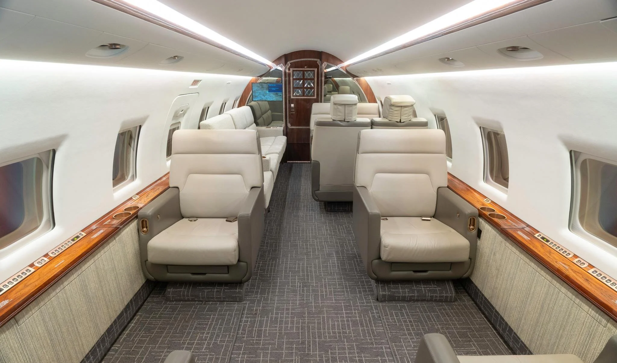 Challenger-604-N698RS-05.jpg