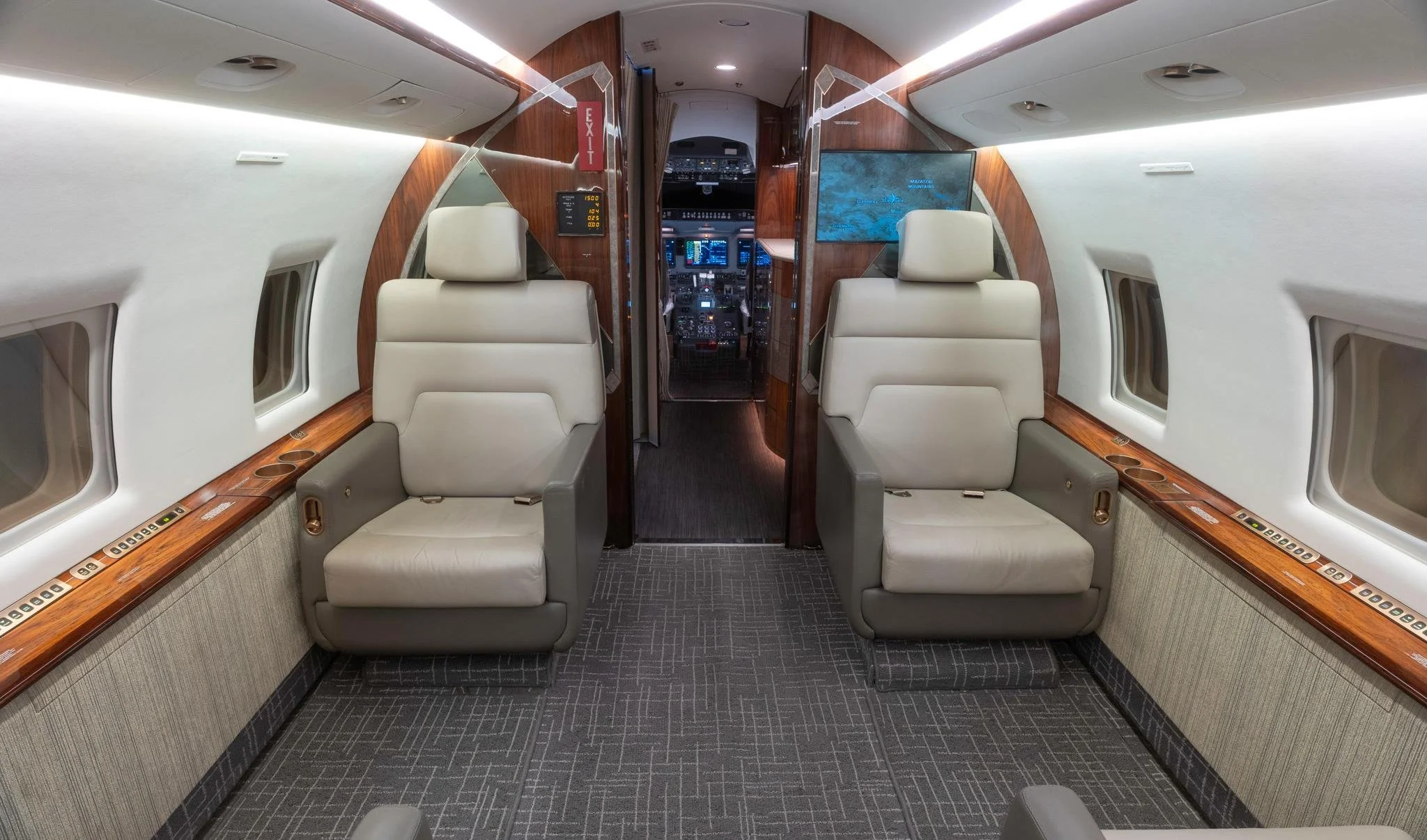 Challenger-604-N698RS-06.jpg