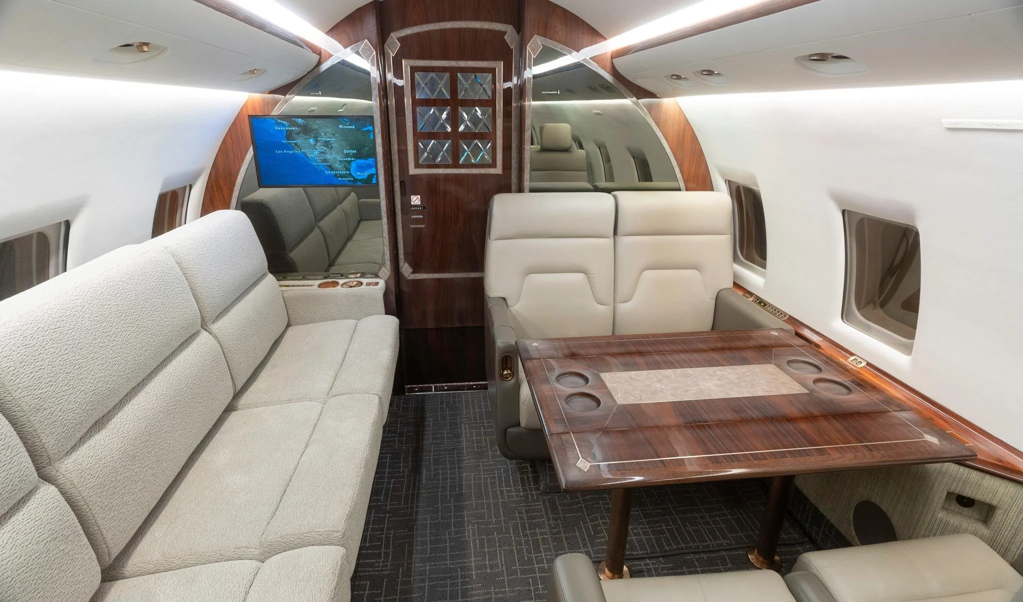 Challenger-604-N698RS-07.jpg