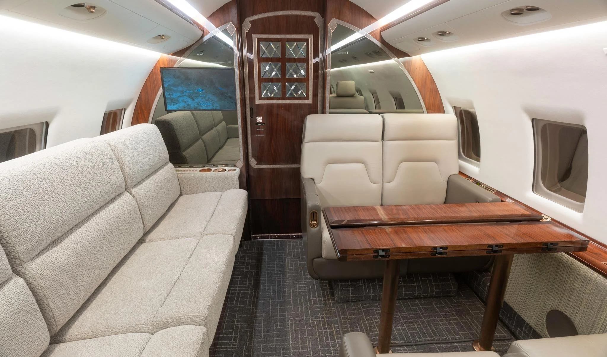 Challenger-604-N698RS-08.jpg
