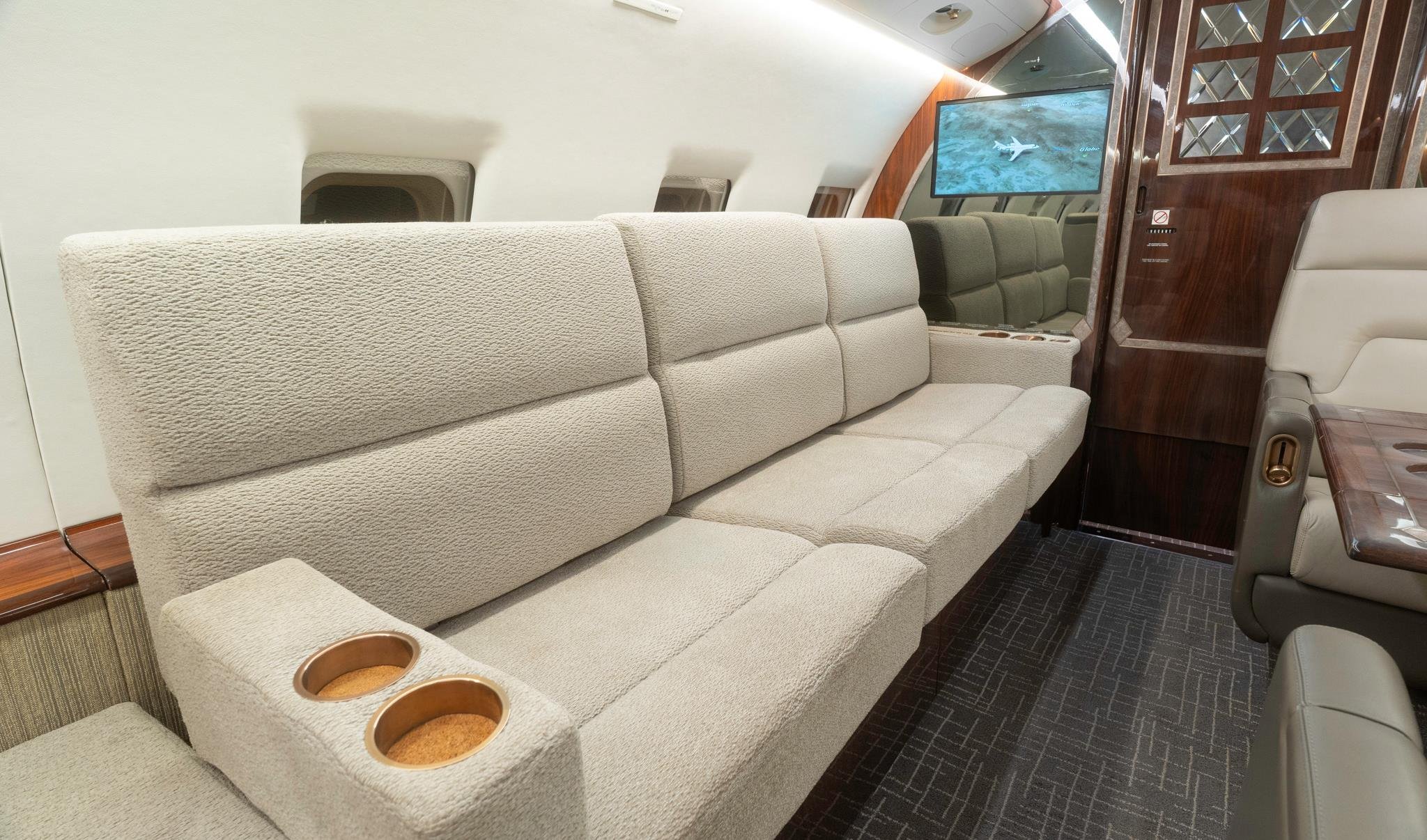 Challenger-604-N698RS-09.jpg