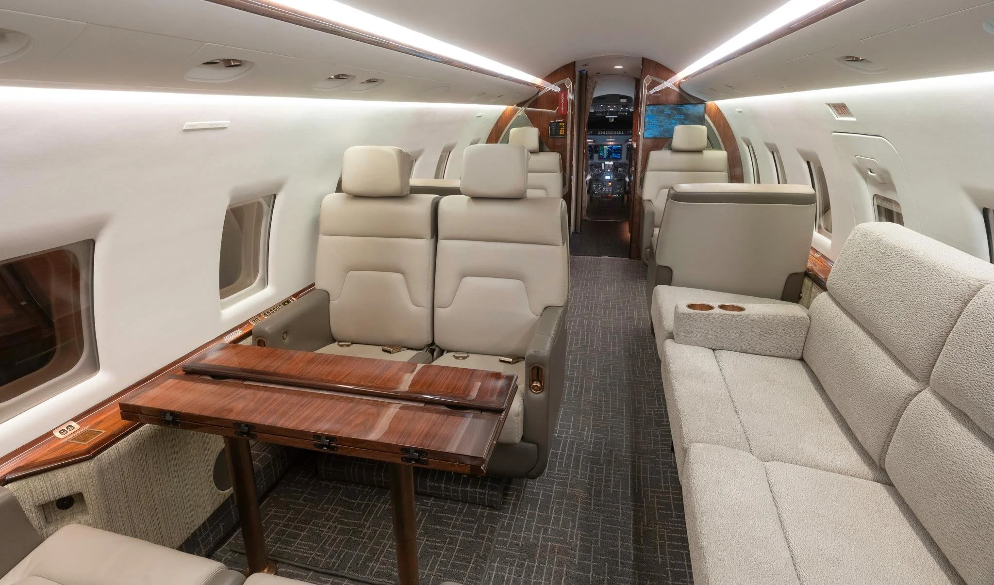 Challenger-604-N698RS-10.jpg