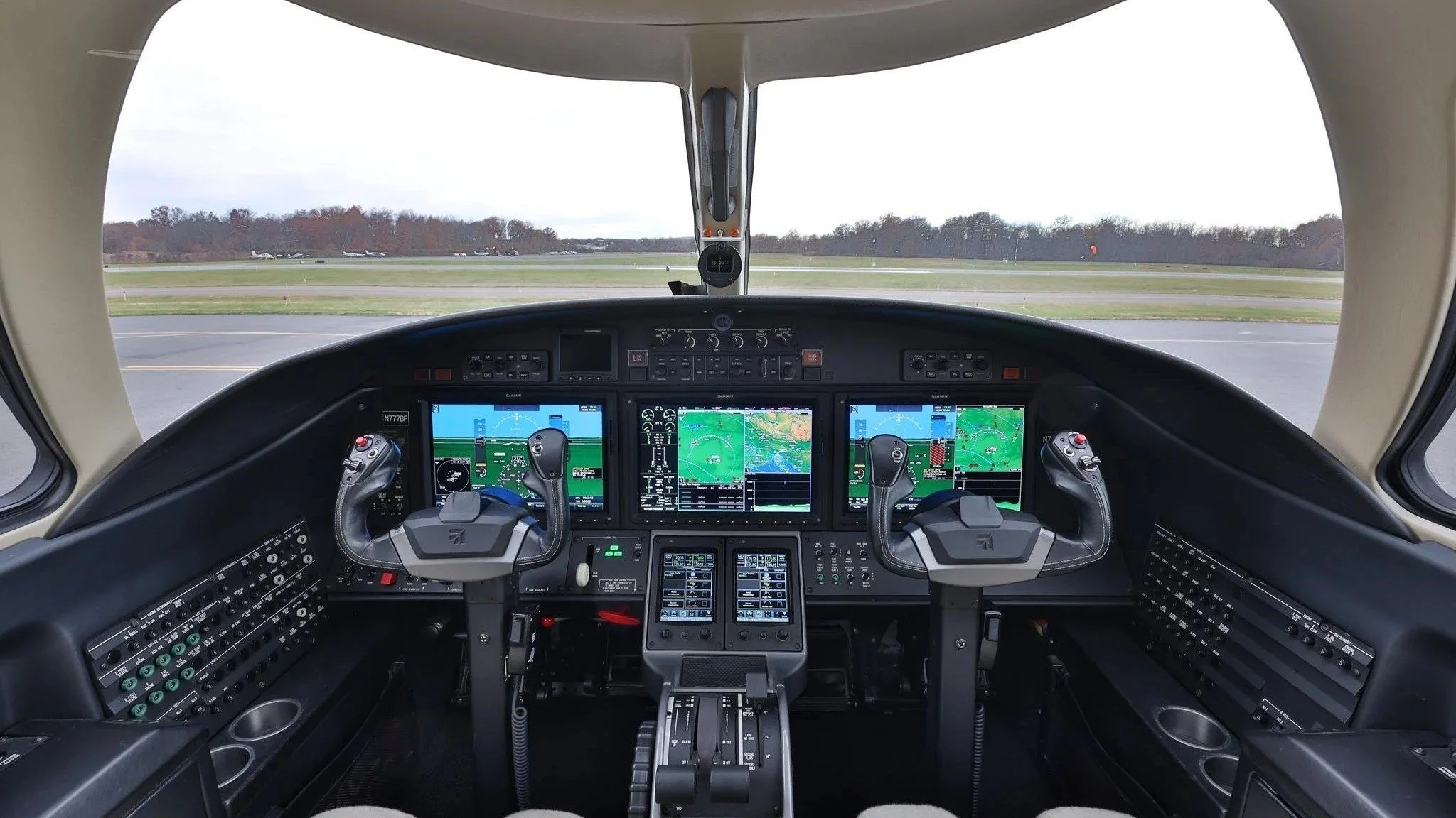 N777BP_06_cockpit.jpg