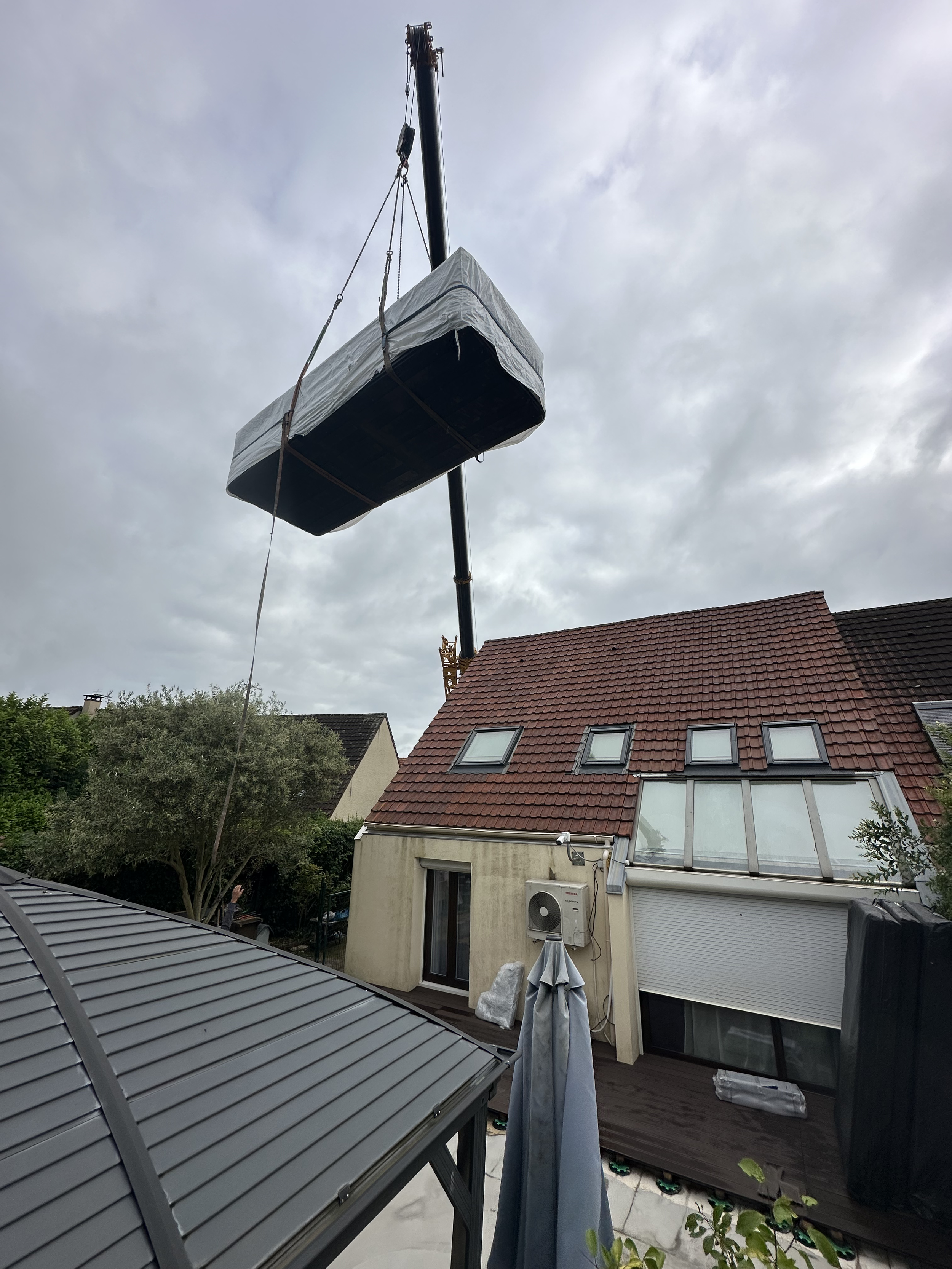 Livraison d'un Spa Nisia combinant une zone de nage et un espace relaxation