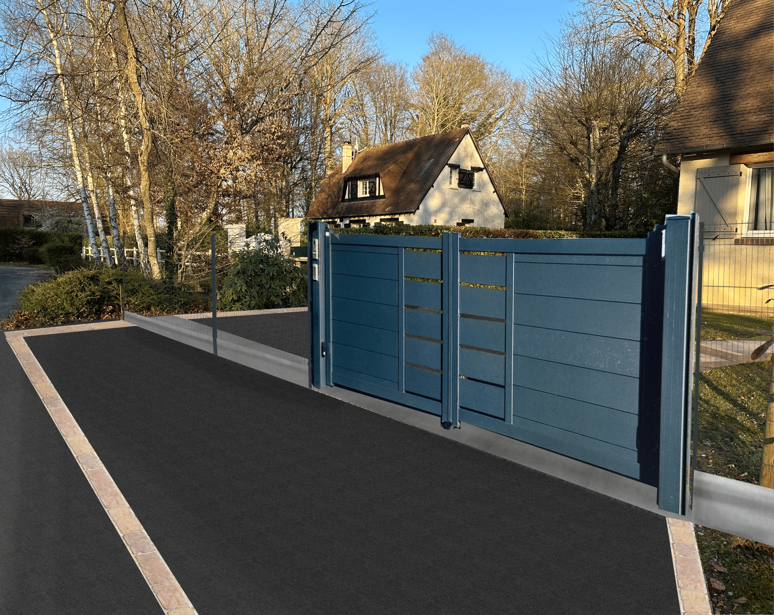 Une clôture bleue en bois et un portail coulissant en métal dans une cour asphaltée, avec des maisons et des arbres en arrière-plan, sous un ciel clair.
