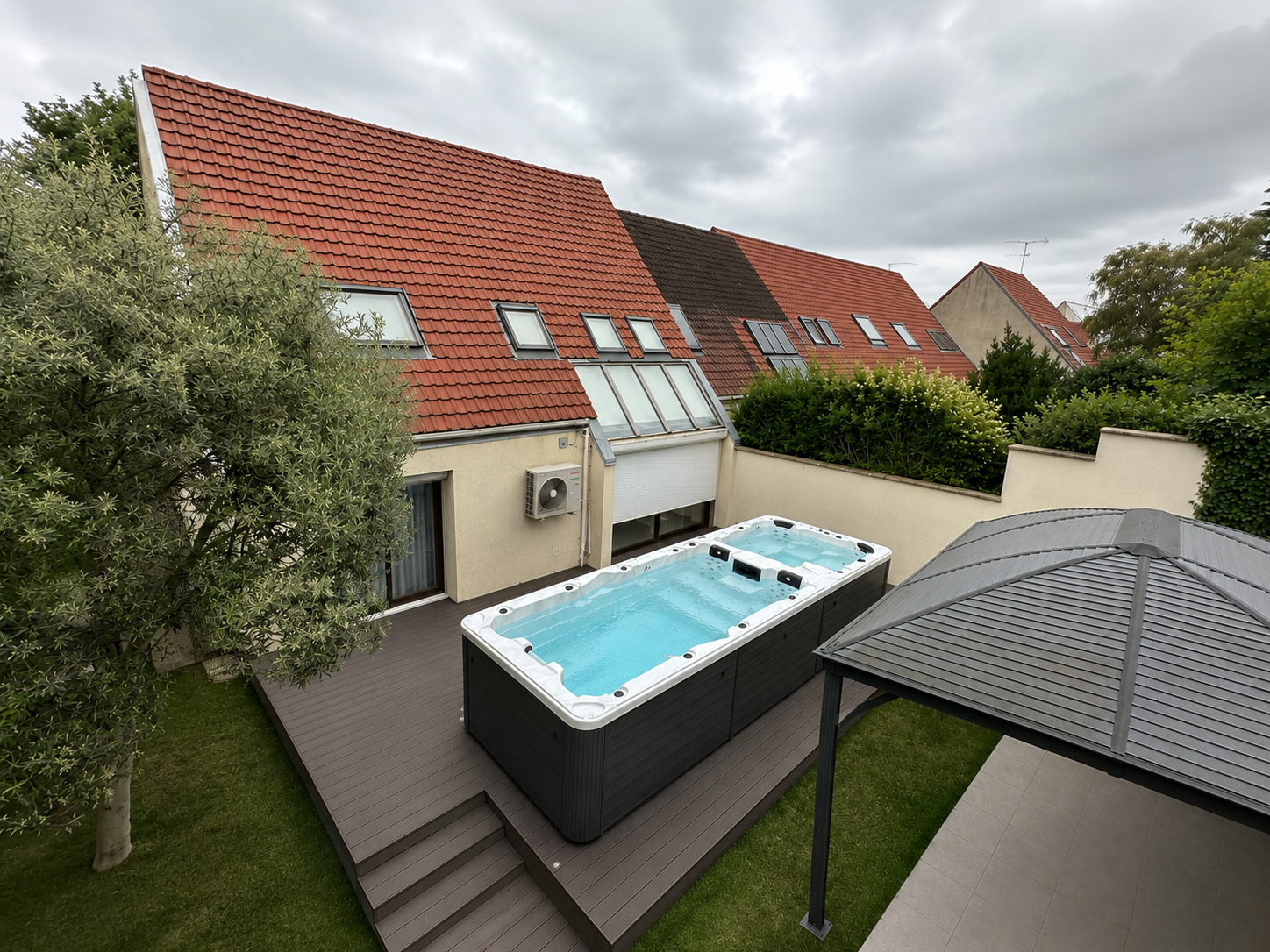 Spa Nisia combinant une zone de nage et un espace relaxation