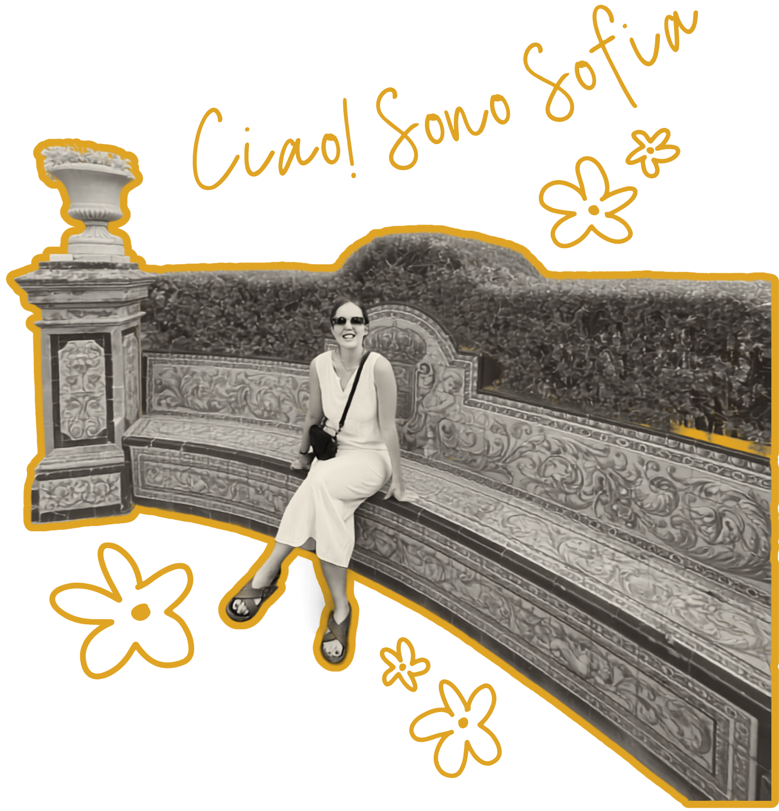 Ciao sono Sofia Cornali! Seduta su una panchina decorata con più ornamenti, vestita di bianco, con occhiali scuri, sorridente, in un parco, in bianco e nero.