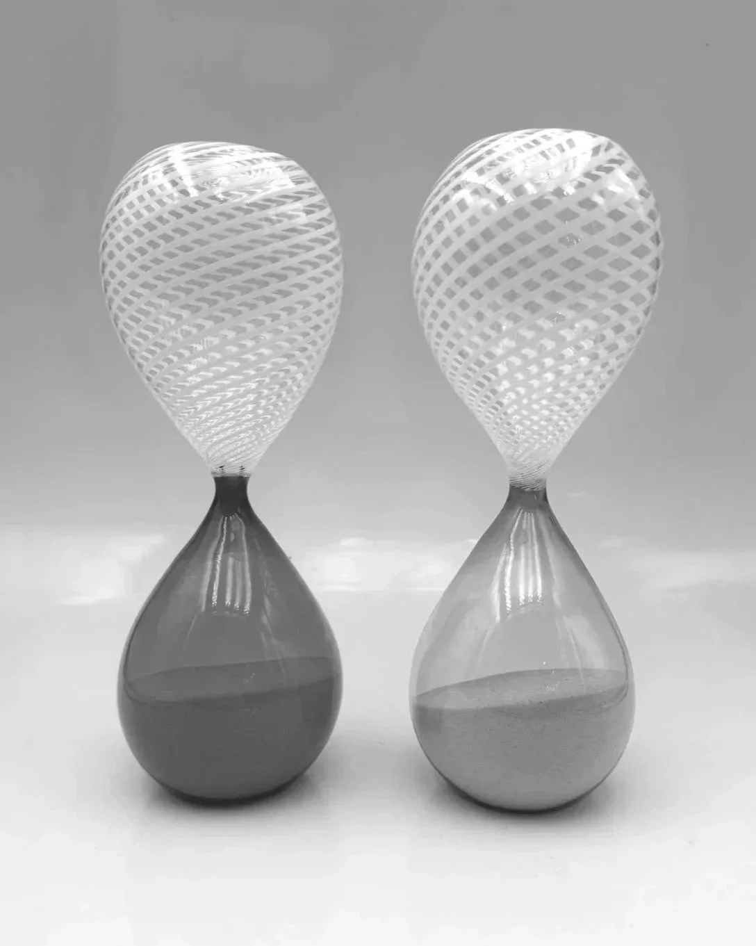 Due clessidre di vetro con Disegni a nastro bianco