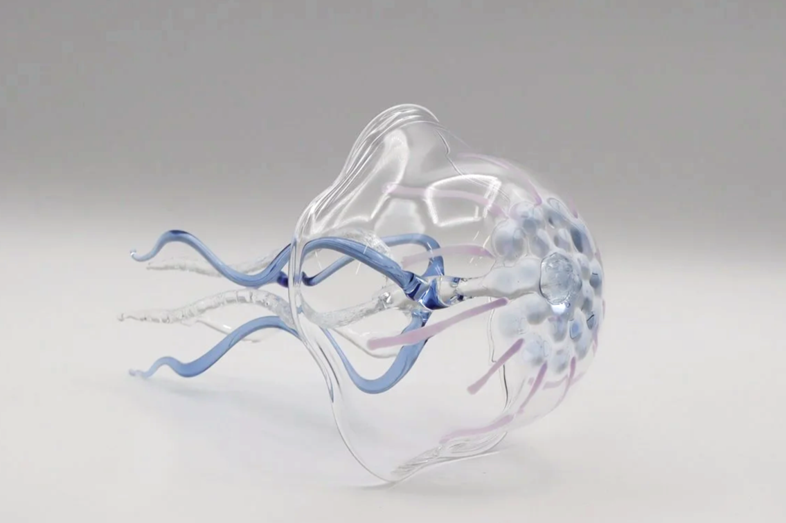 Scultura in vetro che assomiglia a una medusa con tentacoli sottili e curvi