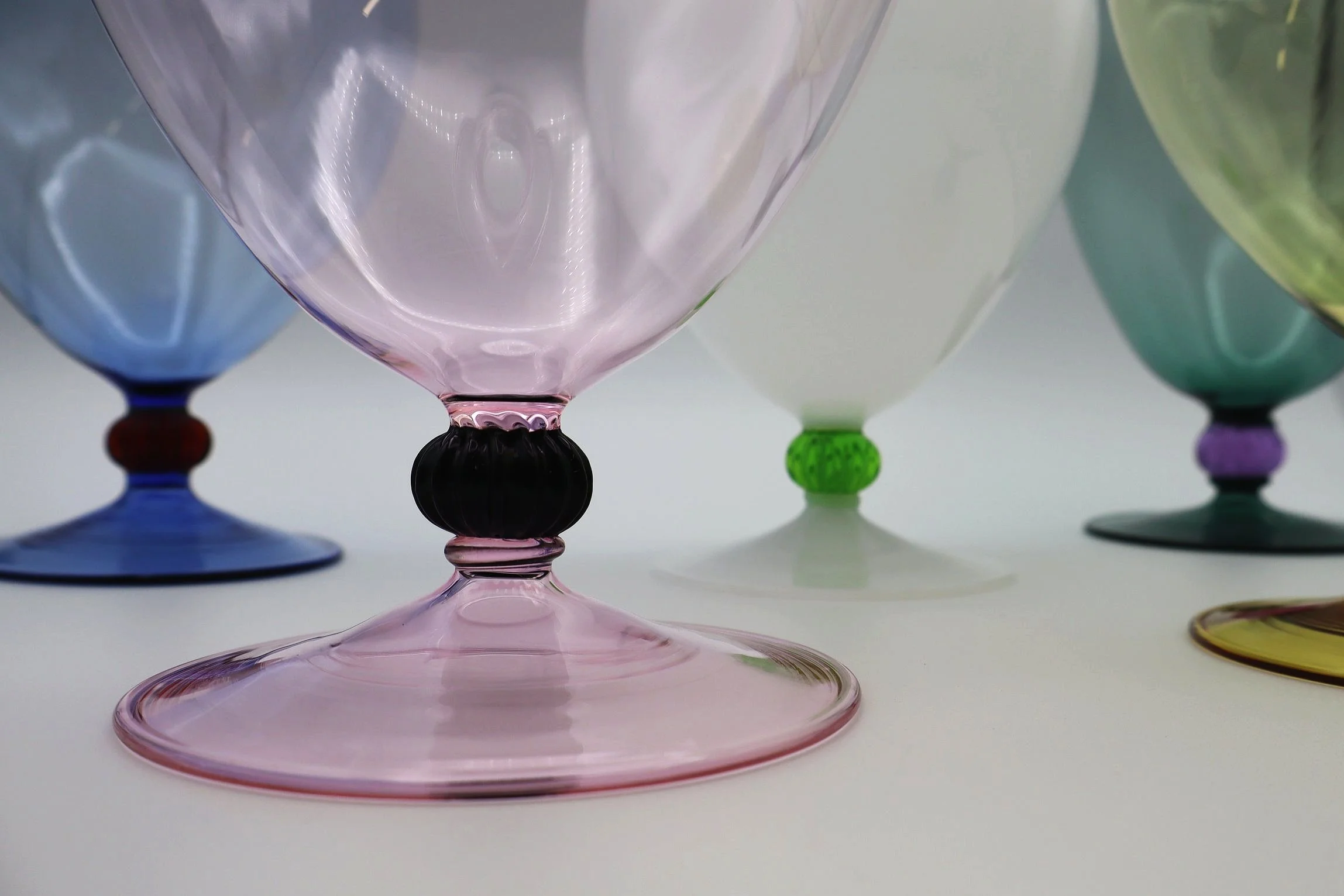 Dettaglio di basi colorate in vari colori.