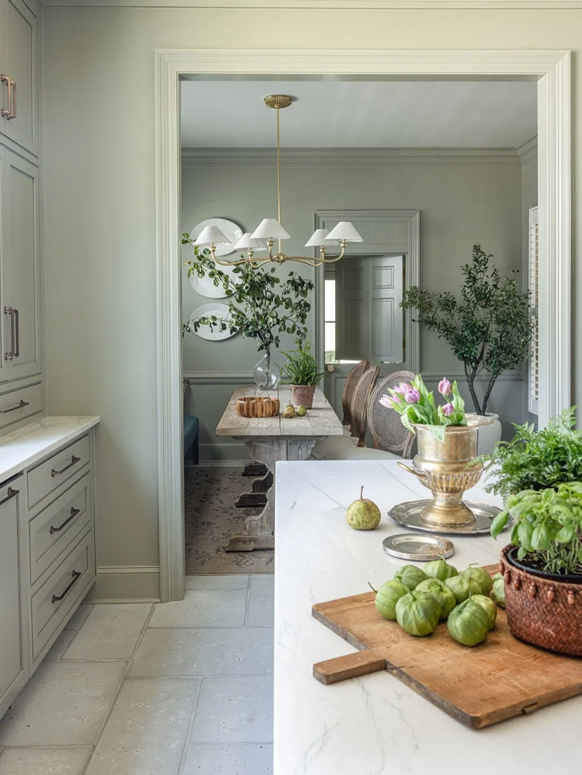 The calm before the school morning storm. And a moment of silence for this paint color, yes?

Builder @hatcherhomebuilders 
Architect @mccowndesign 
Styling @julialake 
Photography @laurarowephotography