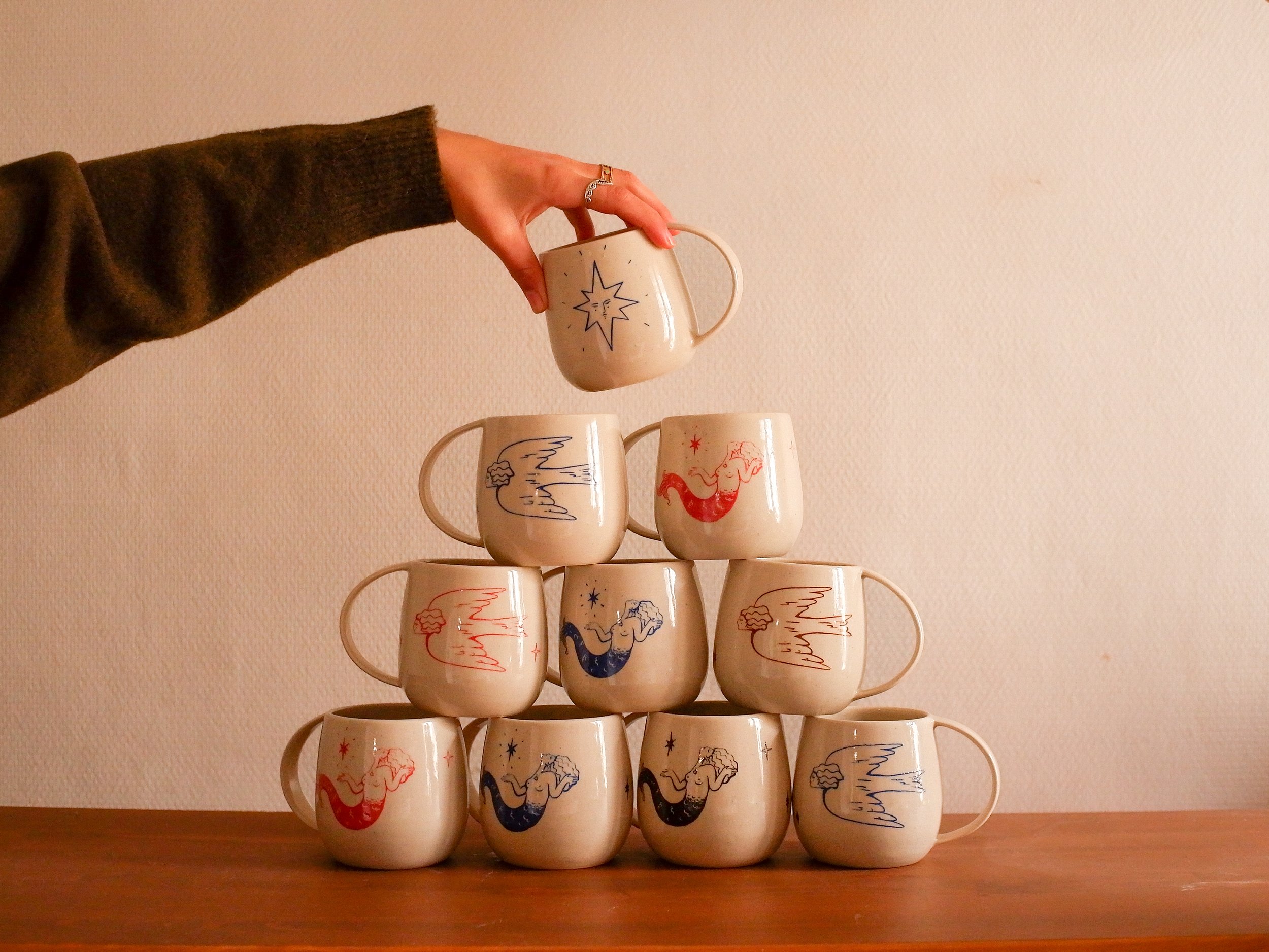 Tasse Naïa, inspirée des Naïades, alliant design poétique et élégance, parfaite pour des moments de douceur et de sérénité.