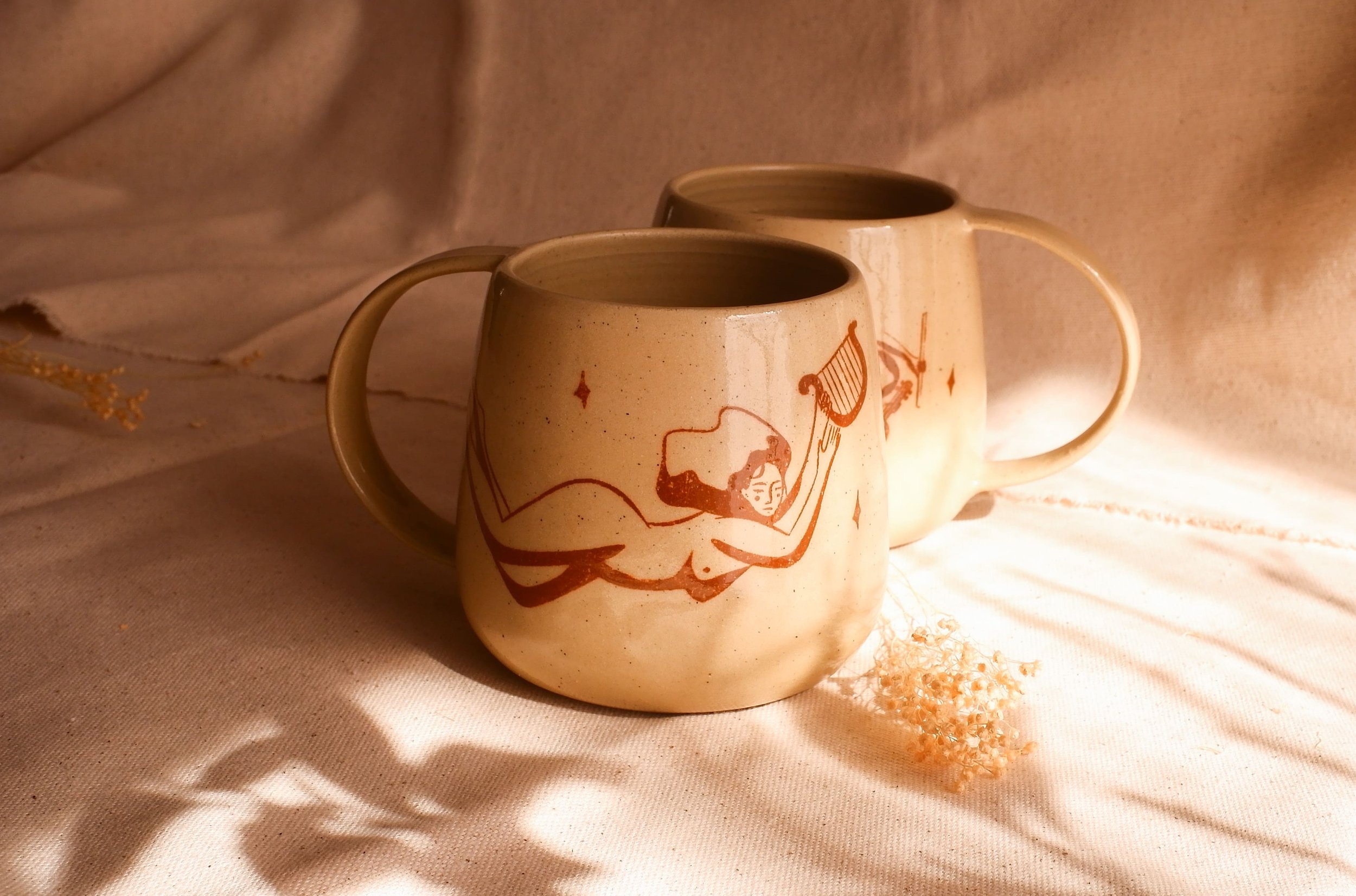 Tasse Lyra en céramique artisanale, décorée à la main avec des muses jouant de la lyre pour Apollon. Une pièce unique et poétique pour sublimer vos pauses.