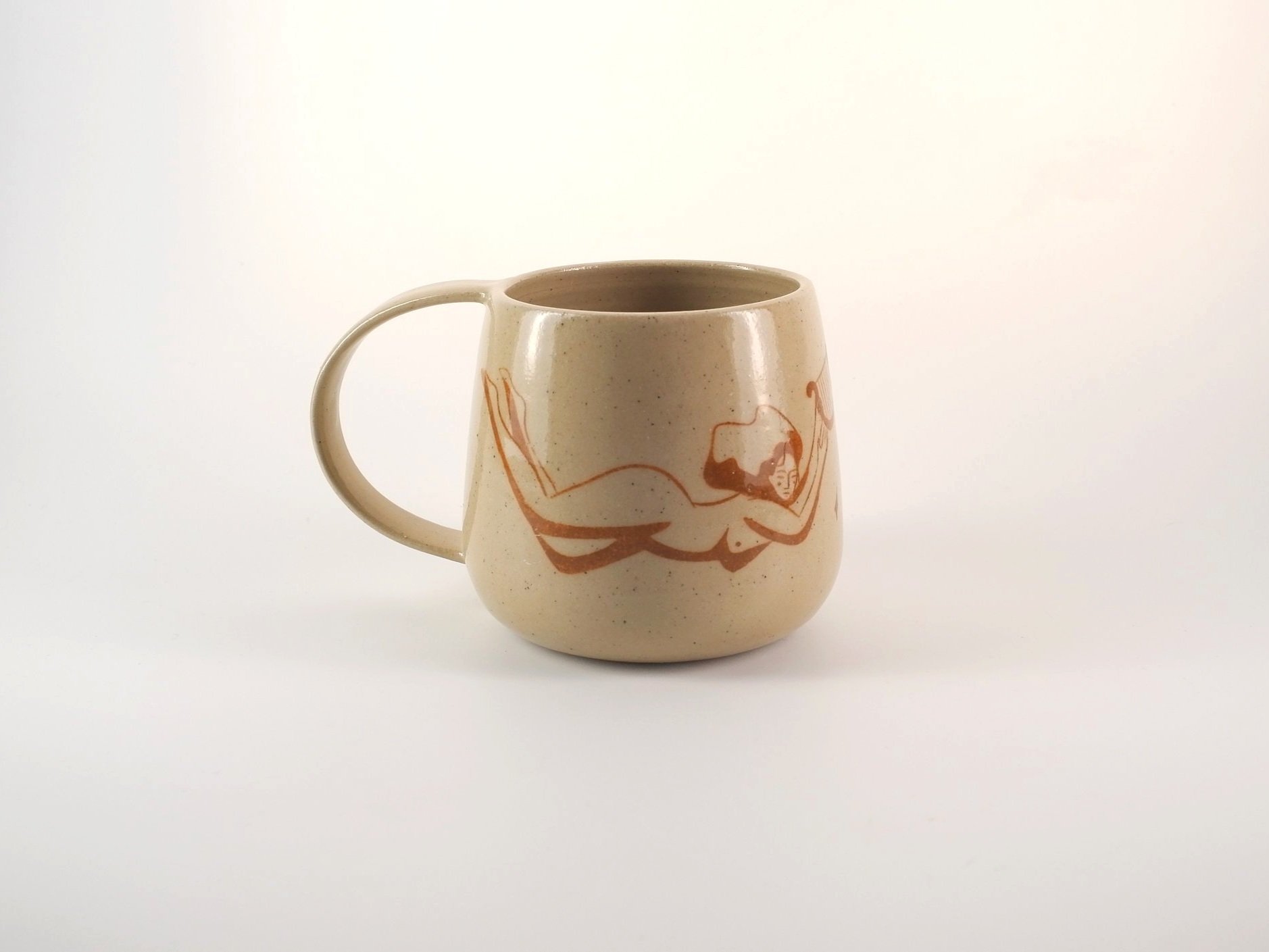 Tasse Lyra en céramique artisanale, décorée à la main avec des muses jouant de la lyre pour Apollon. Une pièce unique et poétique pour sublimer vos pauses.