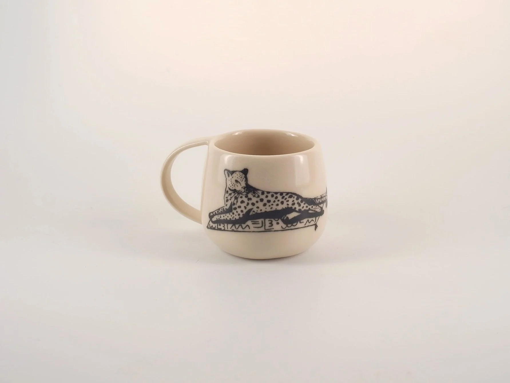 Tasse à café Lyra en céramique artisanale, décorée à la main avec une élégante panthère. Une pièce unique et raffinée pour sublimer vos pauses café.
