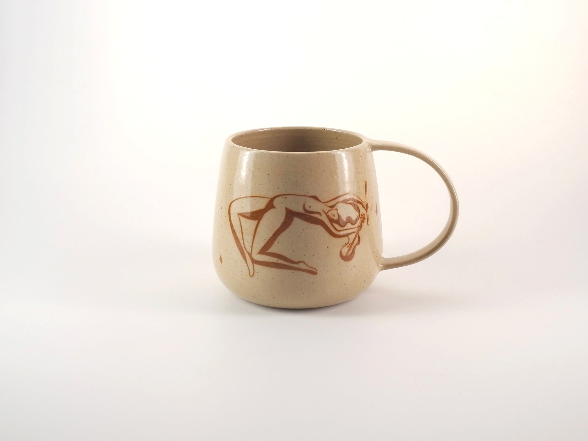 Tasse Lyra en céramique artisanale, décorée à la main avec des muses jouant de la lyre pour Apollon. Une pièce unique et poétique pour sublimer vos pauses.
