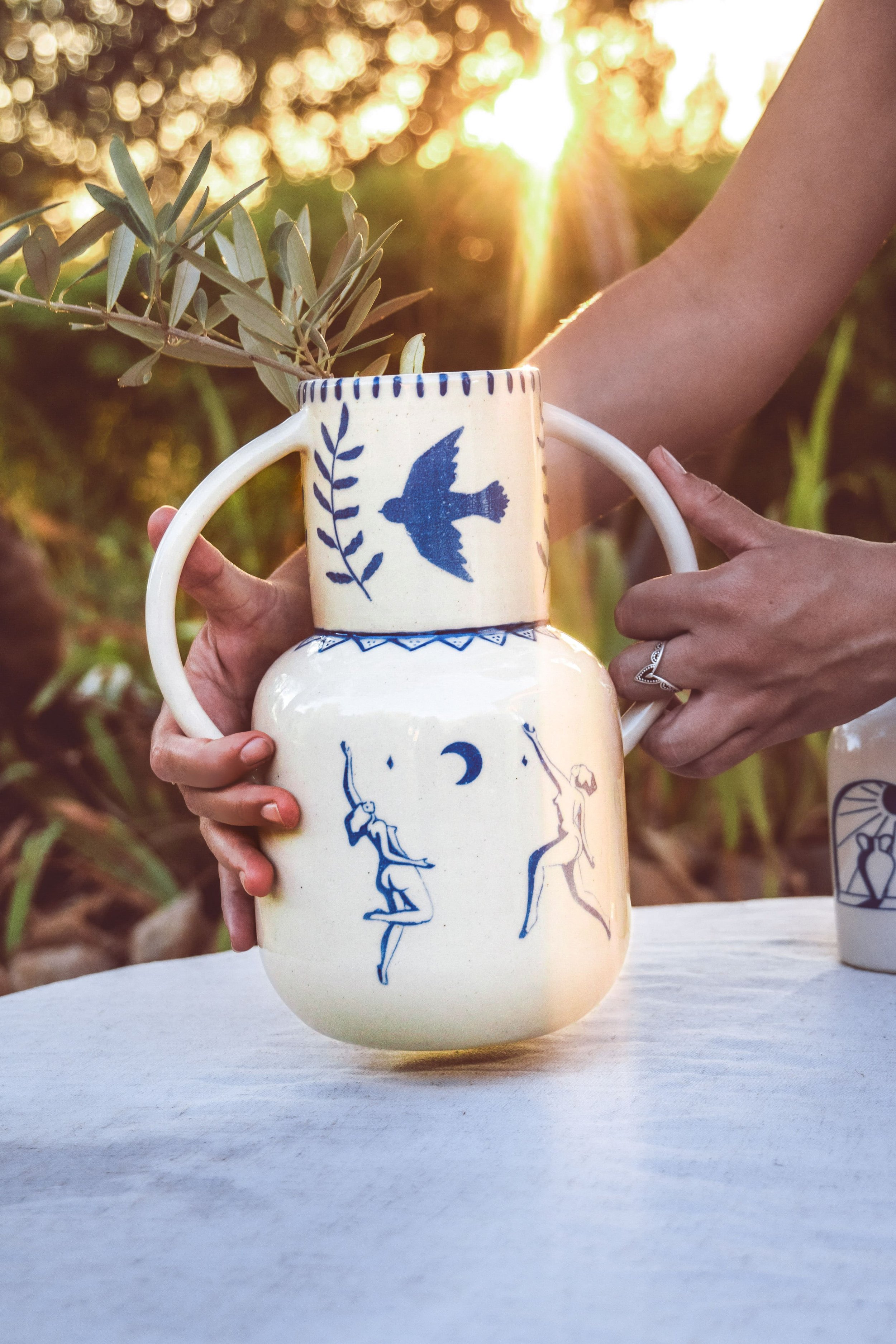 Vase Sélène en céramique artisanale, décoré à la main avec l'élégance de la déesse Séléné. Une création unique et raffinée.