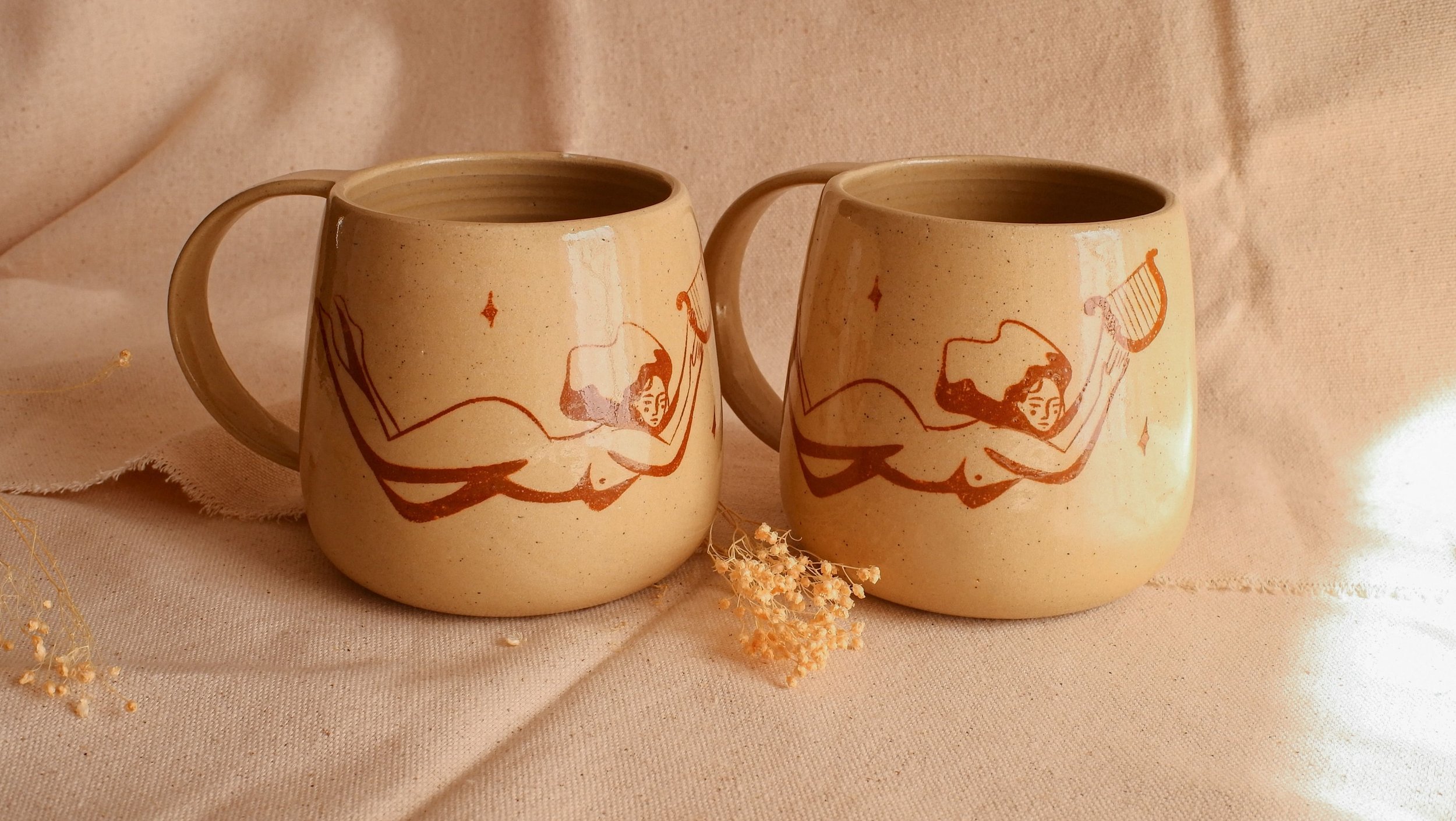 Tasse Lyra en céramique artisanale, décorée à la main avec des muses jouant de la lyre pour Apollon. Une pièce unique et poétique pour sublimer vos pauses.