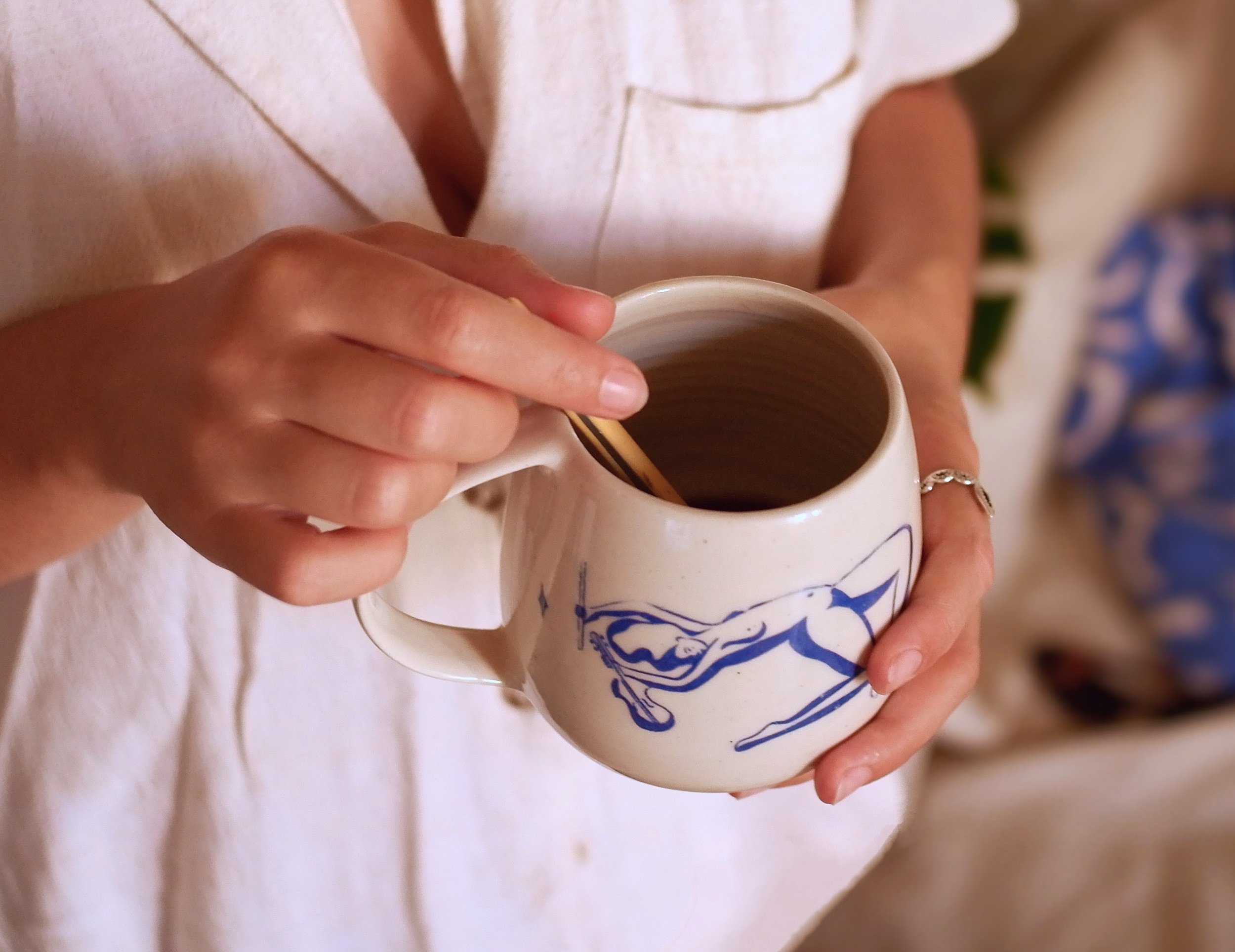 Tasse Lyra en céramique artisanale, décorée à la main avec des muses jouant de la lyre pour Apollon. Une pièce unique et poétique pour sublimer vos pauses.