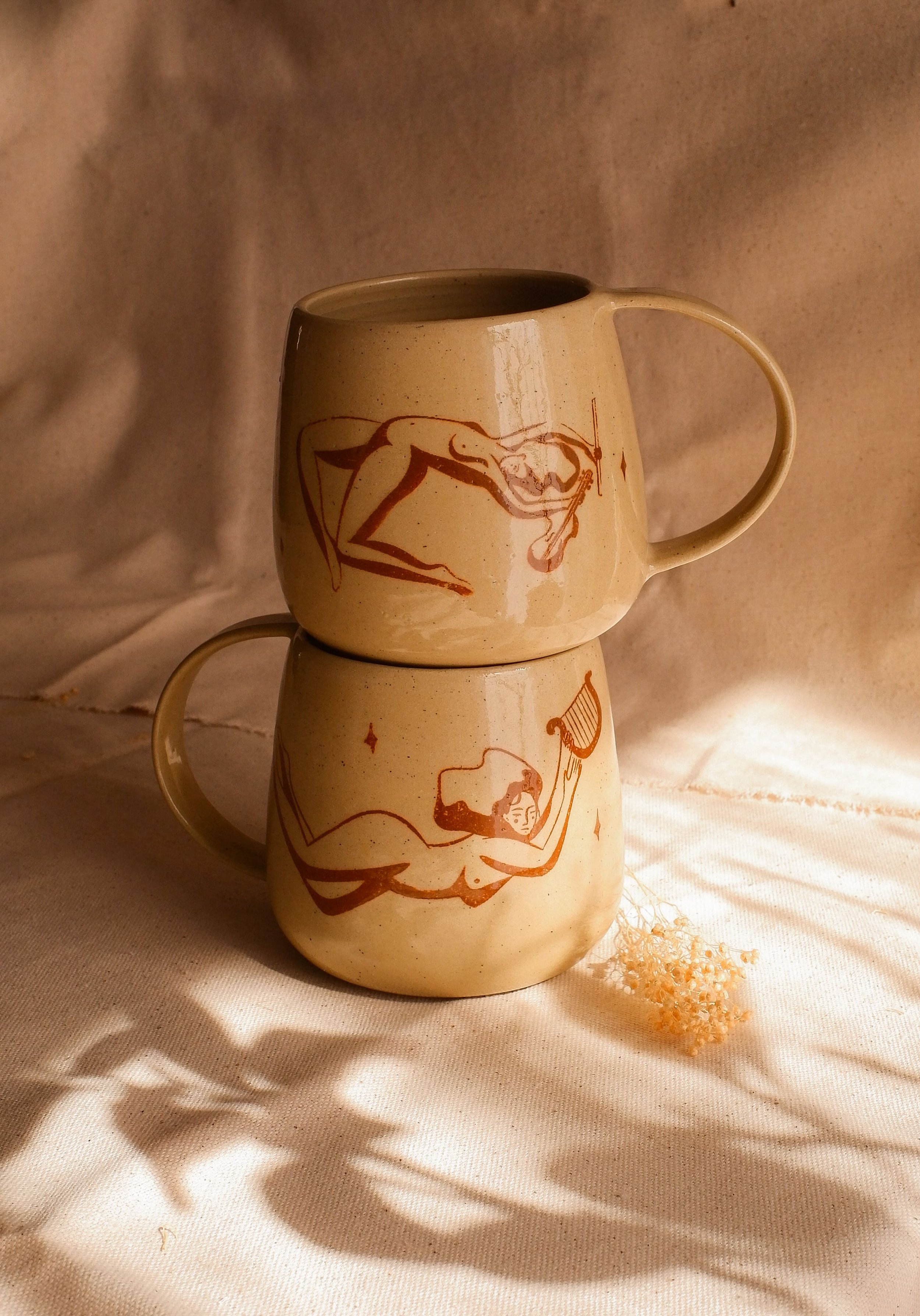 Tasse Lyra en céramique artisanale, décorée à la main avec des muses jouant de la lyre pour Apollon. Une pièce unique et poétique pour sublimer vos pauses.
