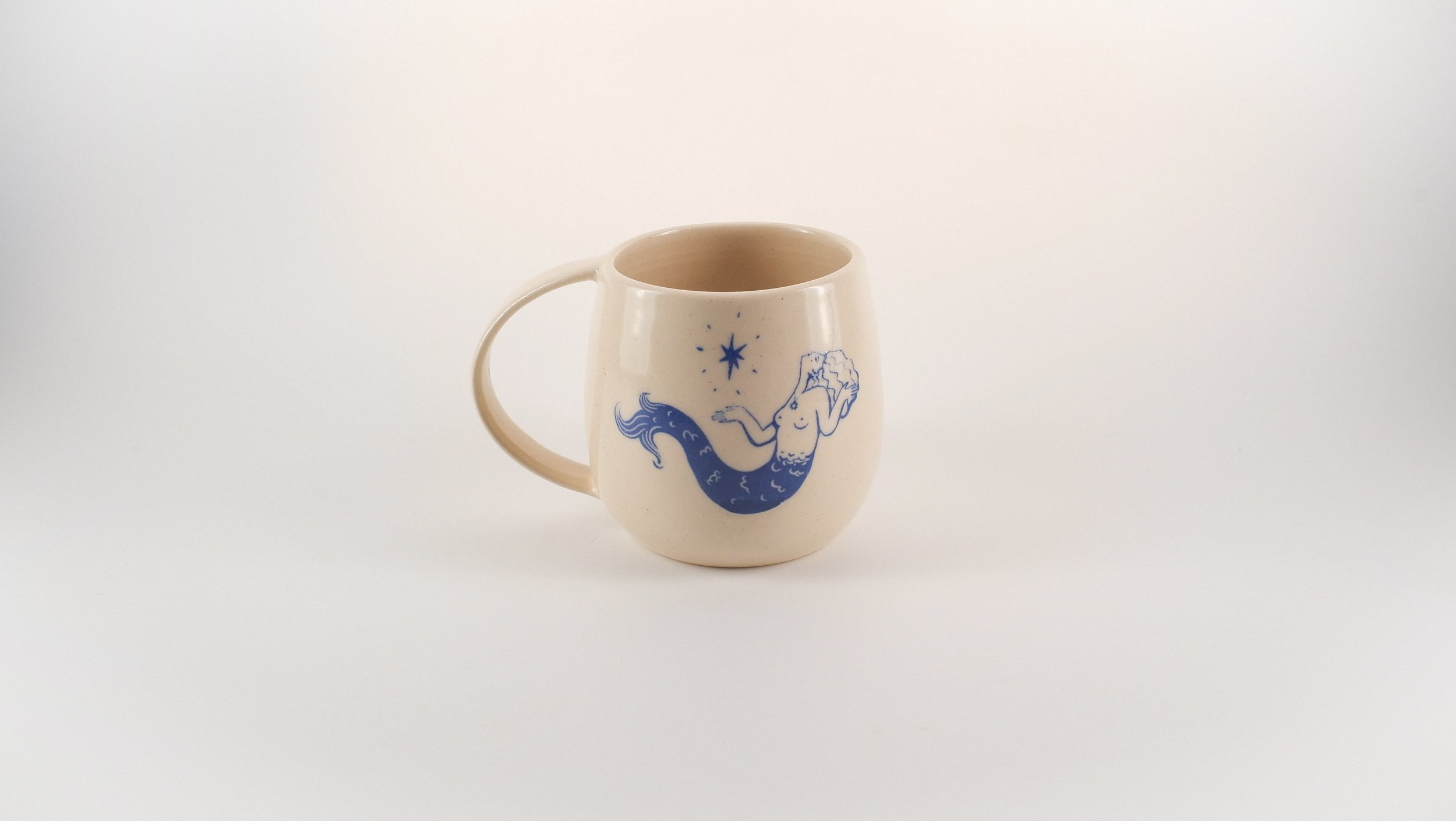 Tasse Naïa, inspirée des Naïades, alliant design poétique et élégance, parfaite pour des moments de douceur et de sérénité.