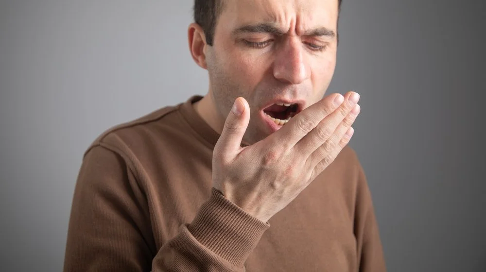 patient with chronic bad breath and needing treatment from dentist