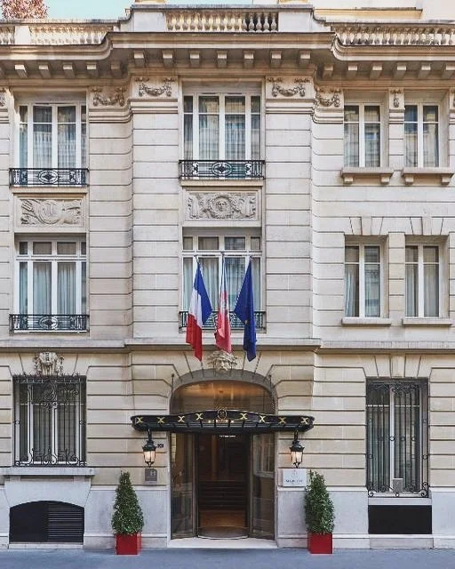 Itinerary: 4 days in Paris ✨

Day 1: Arrive on the train from London and check into the glamorous @majestichotelandspaparis on the Champs Elys&eacute;es. Make a custom perfume @olfactivity and shop! Stop in for dinner at local favorite Chez Gabrielle