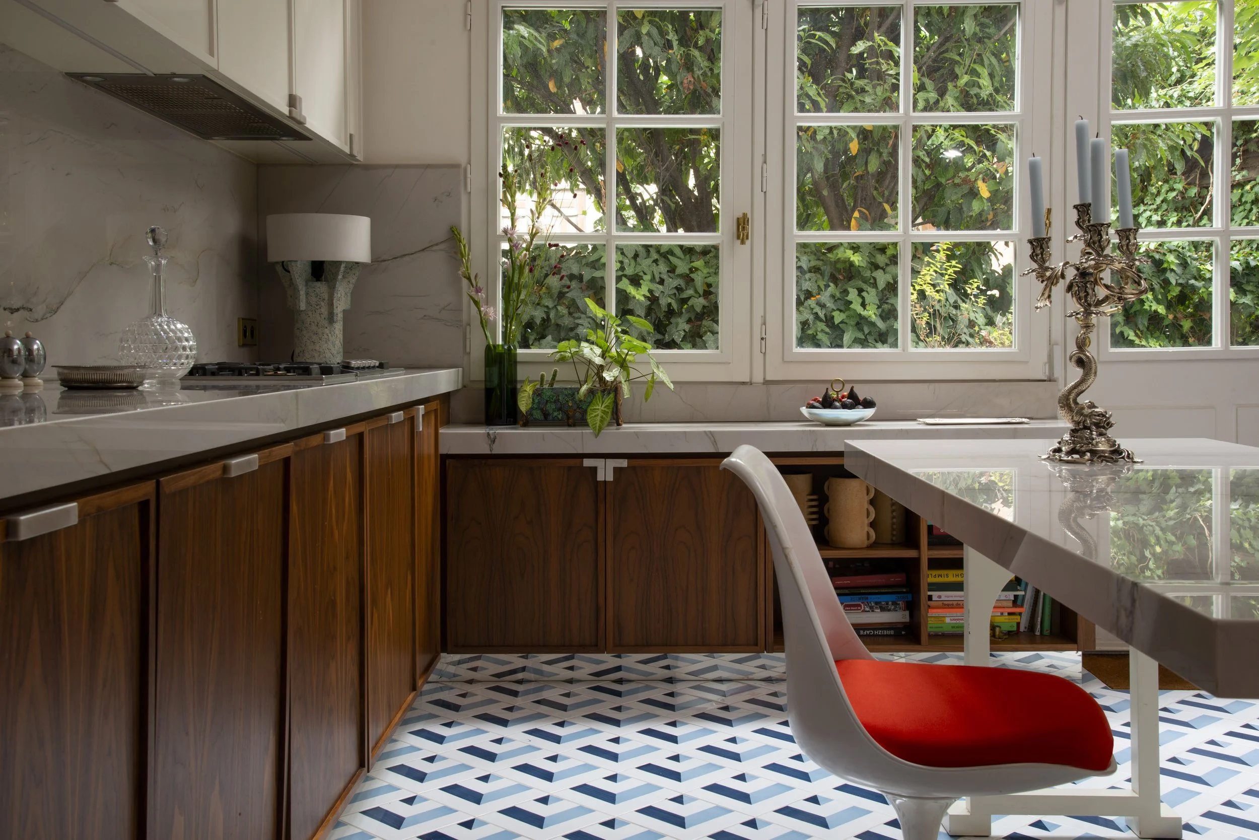 cuisine paris luxe sol carrelage motif pierre meuble bois noyer
